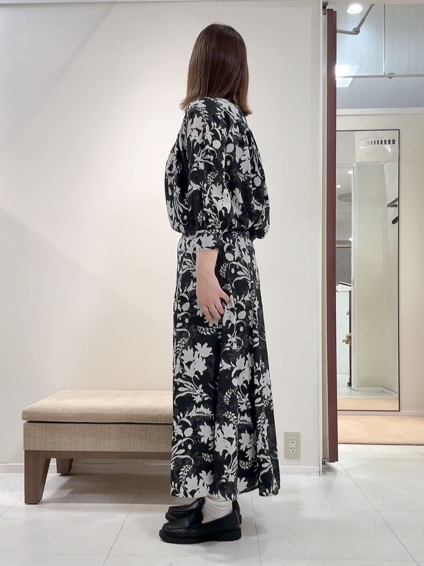 YUIさんの「UNTITLED｜【洗える/セットアップ可能】オーナメントフラワー ブラウス」を使ったコーディネート