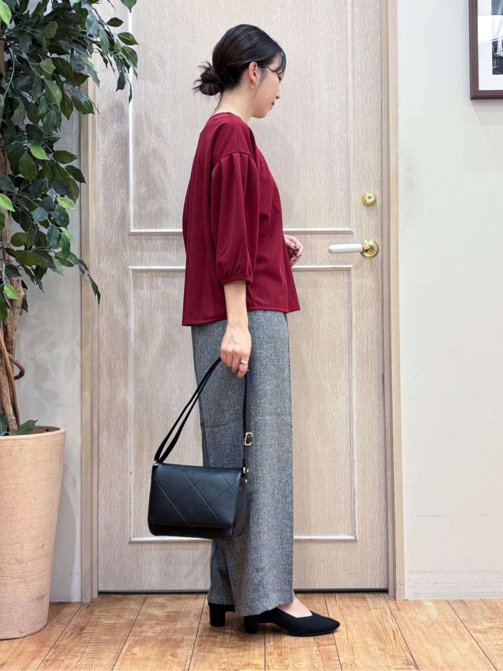 なみさんの「SHOO･LA･RUE｜【2点セット/7分袖】大人のきれい見え お袖タック入りアクセ付きトップス」を使ったコーディネート