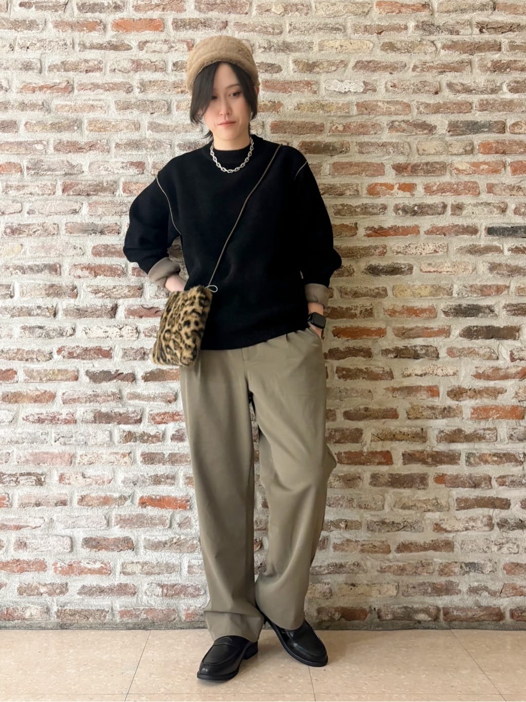 しばさんの「THE SHOP TK｜【大人の上品カジュアルを叶える】ハグするニット 洗濯機OK／6色展開」を使ったコーディネート