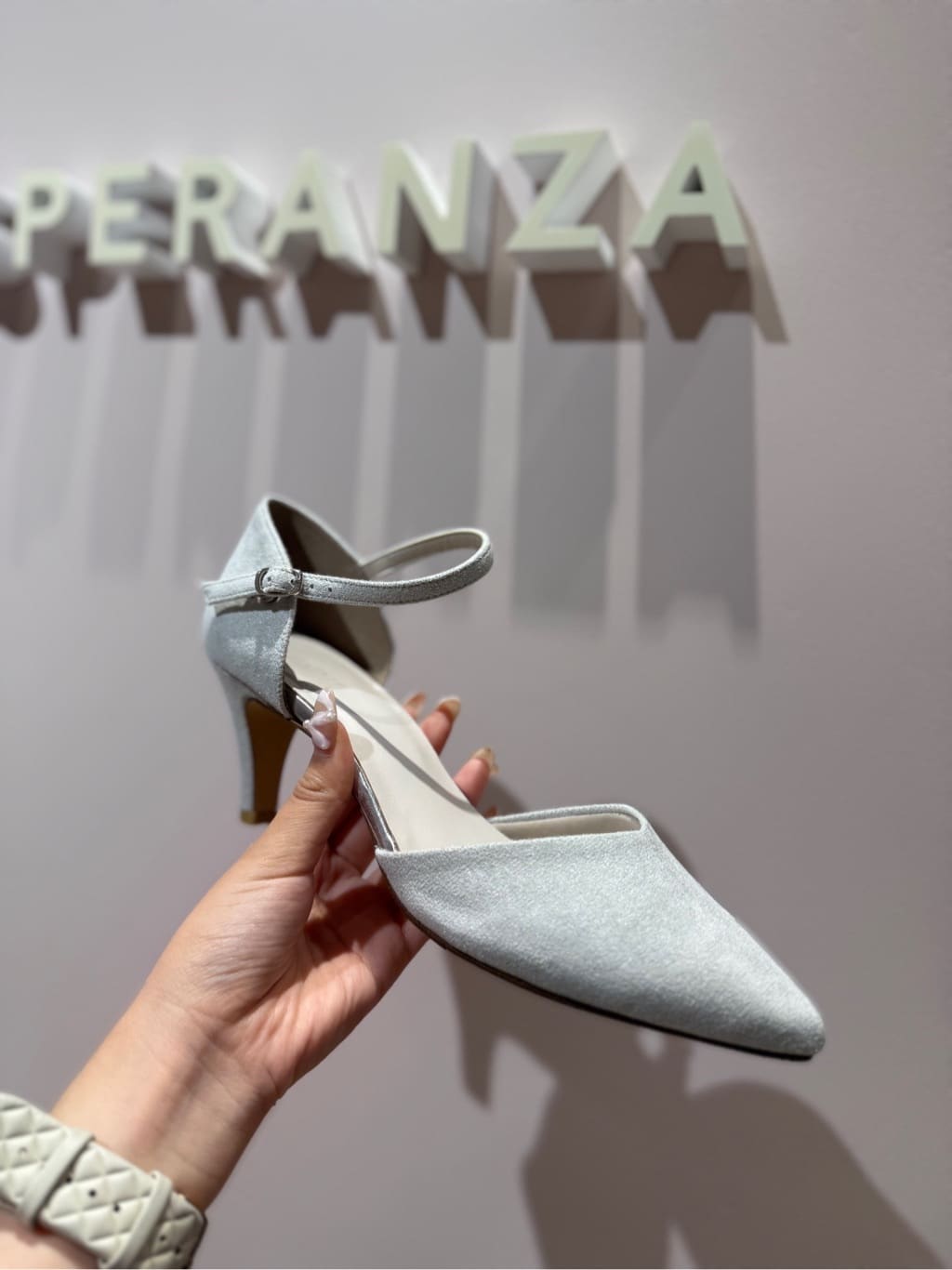 neinaさんの「ESPERANZA｜アンクルストラップパンプス」を使ったコーディネート