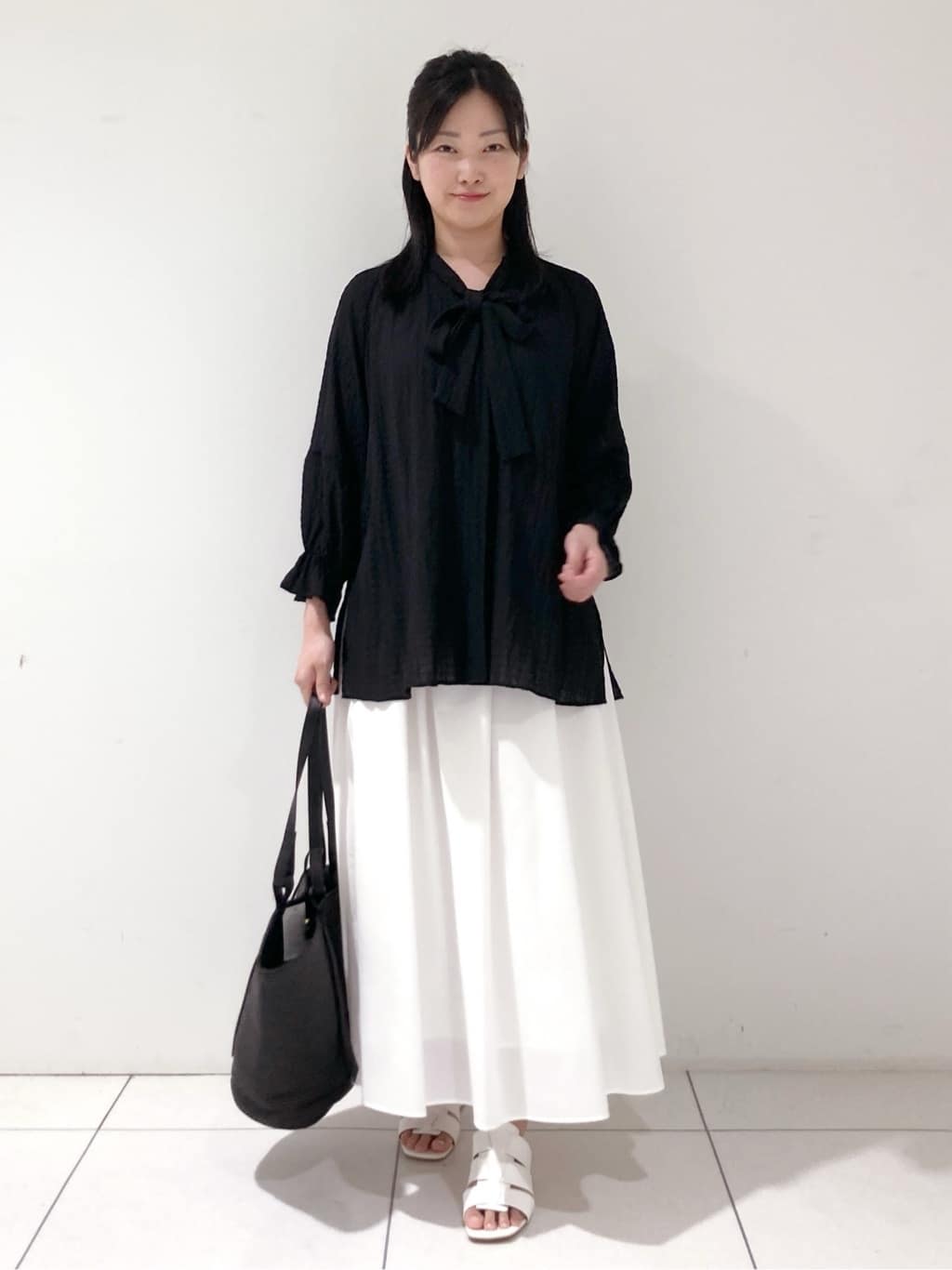 momokoさんの「INDIVI｜【洗える／シャーリング素材】ボリューム袖エアリーブラウス」を使ったコーディネート