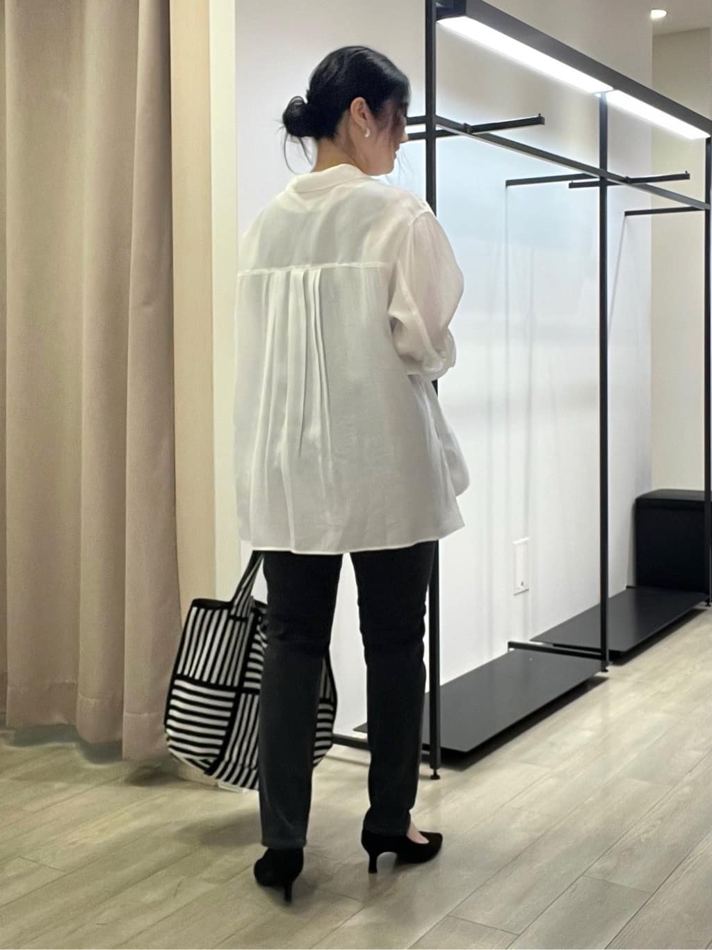 TOMOMIさんの「INDIVI｜【体型カバー／清涼感】シアーオーバーシャツ」を使ったコーディネート