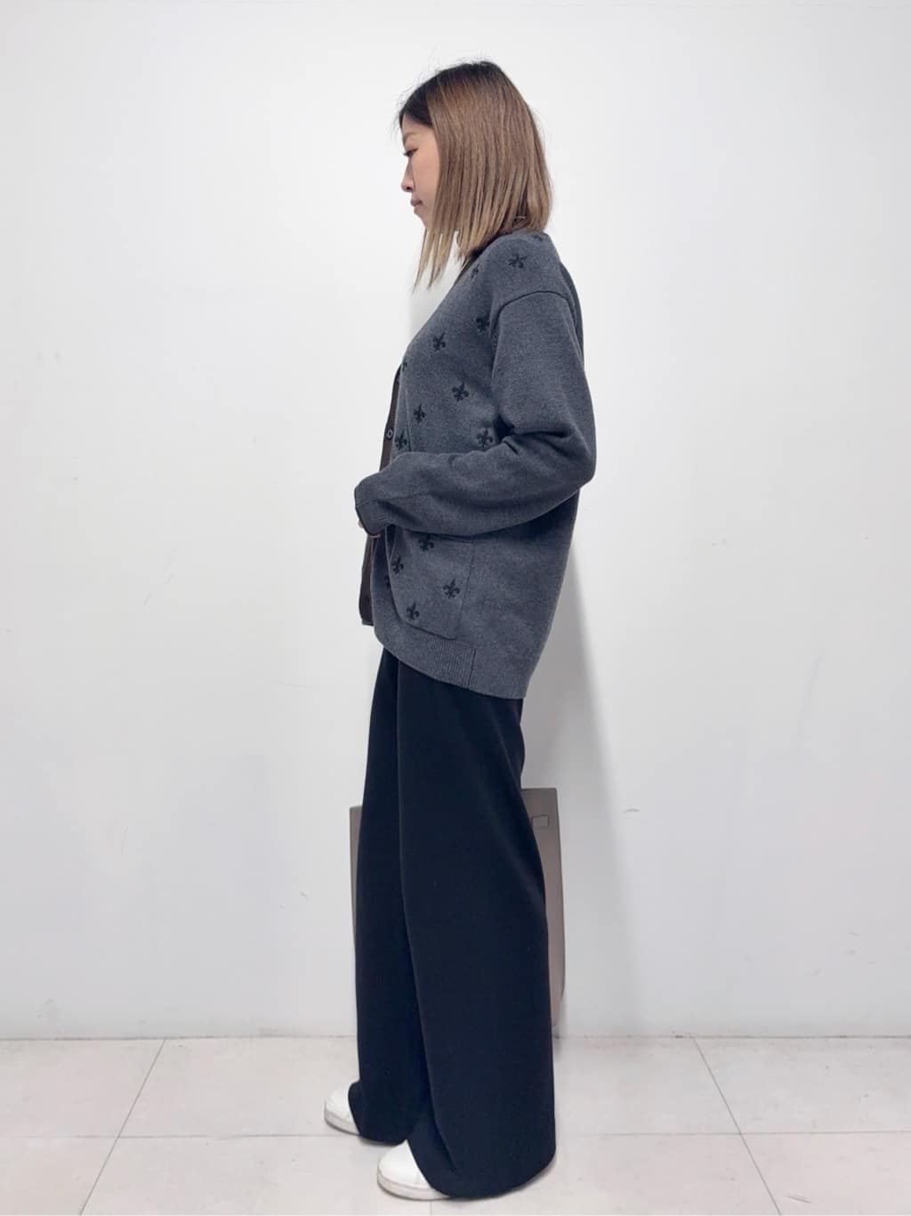 Nishijimaさんの「DRESSTERIOR｜【インナー使いに最適/しっとり暖かな吸湿発熱素材】タートルネックプルオーバー」を使ったコーディネート