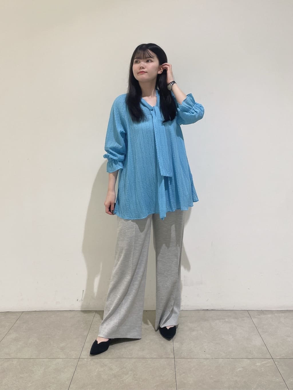 emikaさんの「INDIVI｜【洗える／シャーリング素材】ボリューム袖エアリーブラウス」を使ったコーディネート