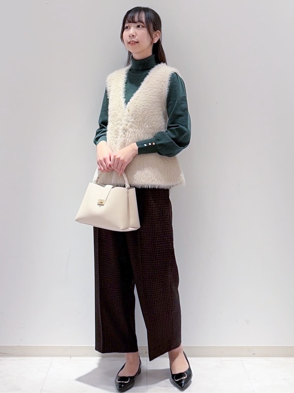 yurinaさんの「index｜《andGIRL掲載》フェザーペプラムジレ【洗濯機OK／抗ピル】」を使ったコーディネート