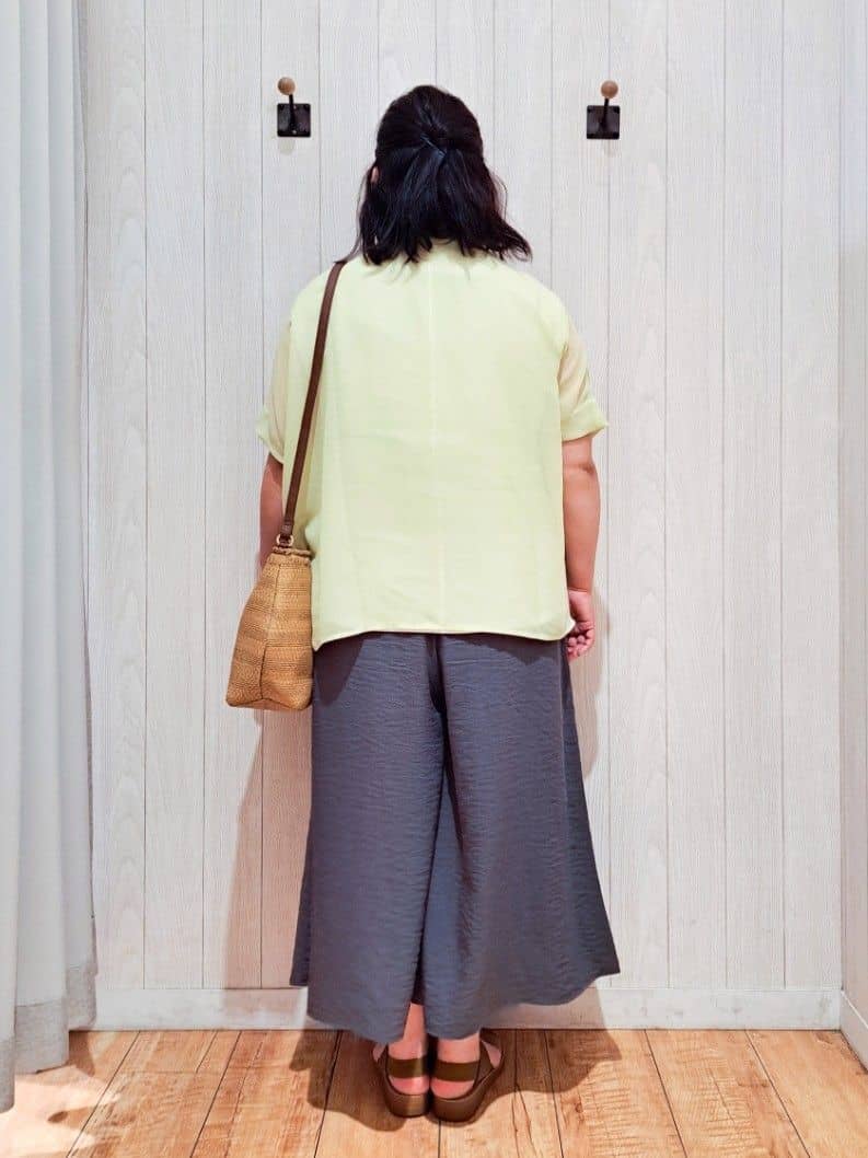 kotomiさんの「SHOO･LA･RUE｜【S-LL/ひんやり】さらっとタッチできれい見え ピンタックスカーチョ」を使ったコーディネート