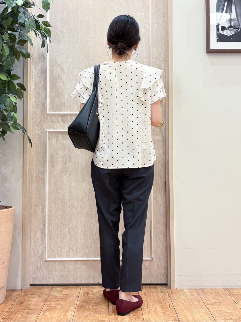 なみさんの「SHOO･LA･RUE｜【無地/ドット柄】お袖フリルが華やぐ きれいめブラウス」を使ったコーディネート