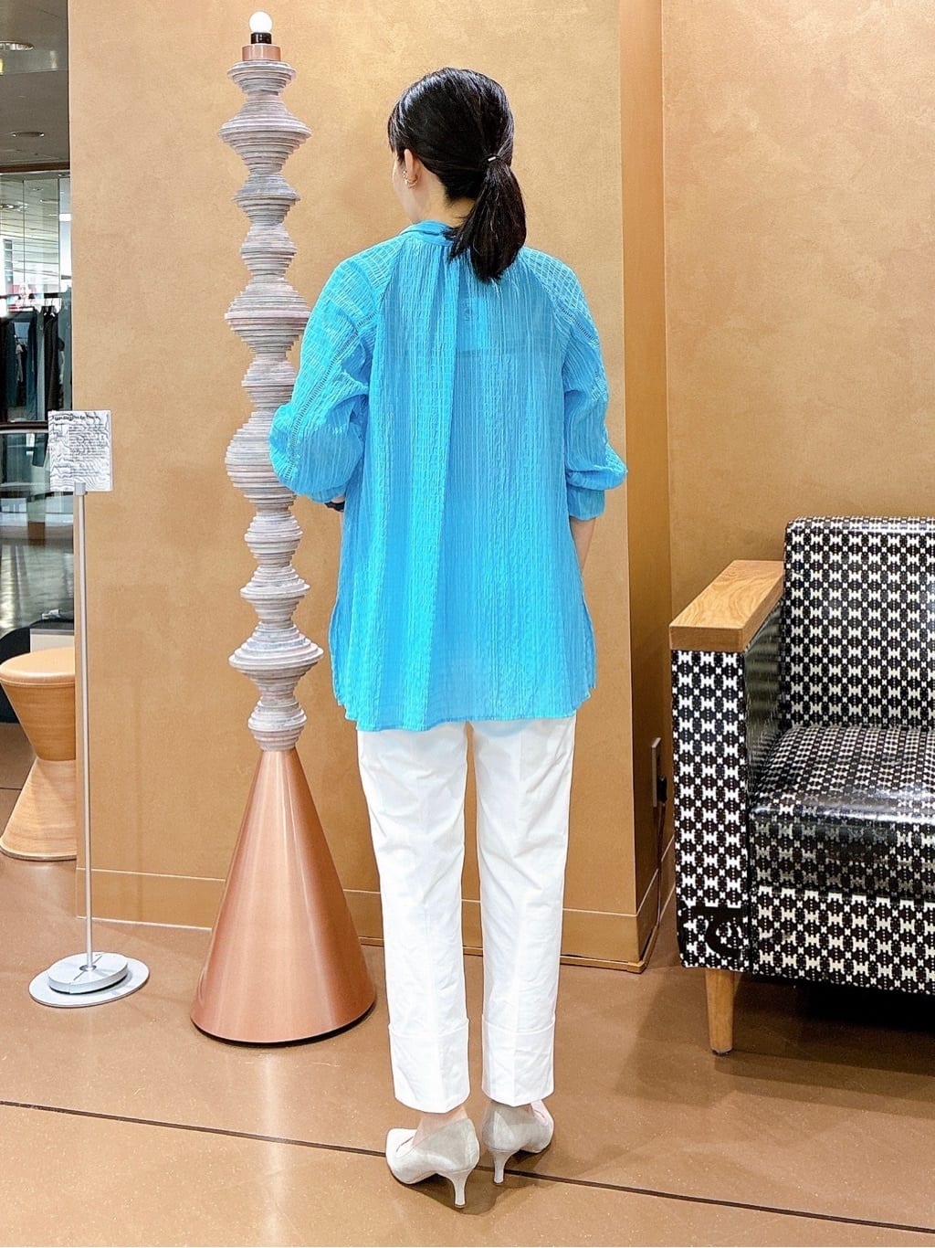 hattoriさんの「INDIVI｜【洗える／シャーリング素材】ボリューム袖エアリーブラウス」を使ったコーディネート