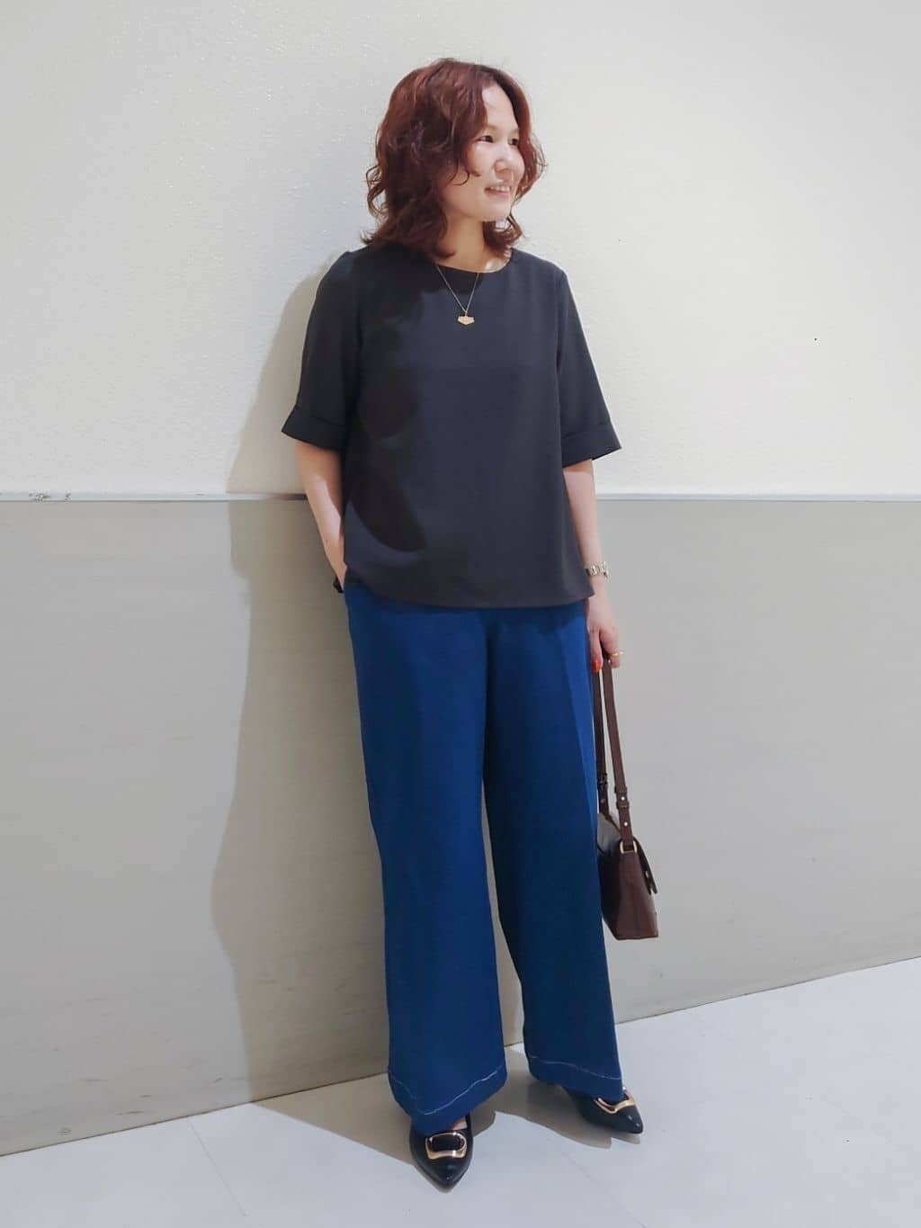 maruさんの「THE SHOP TK｜麻調メッシュブラウス【二の腕カバー/洗える】」を使ったコーディネート