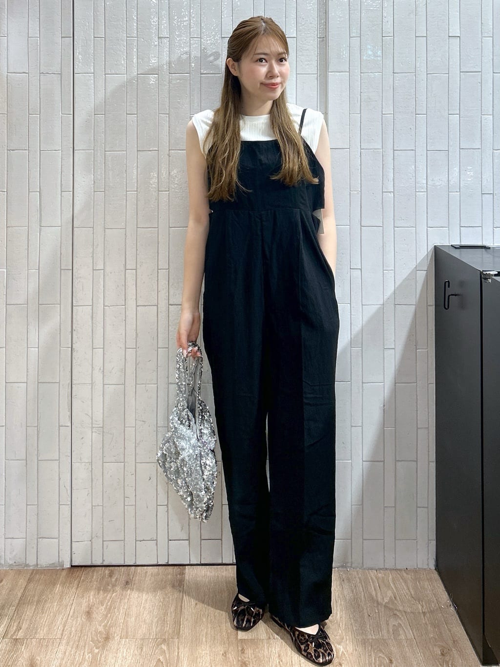 Risaさんの「OPAQUE.CLIP｜《STORY掲載》サイドオープンカットサロペット【洗える】」を使ったコーディネート