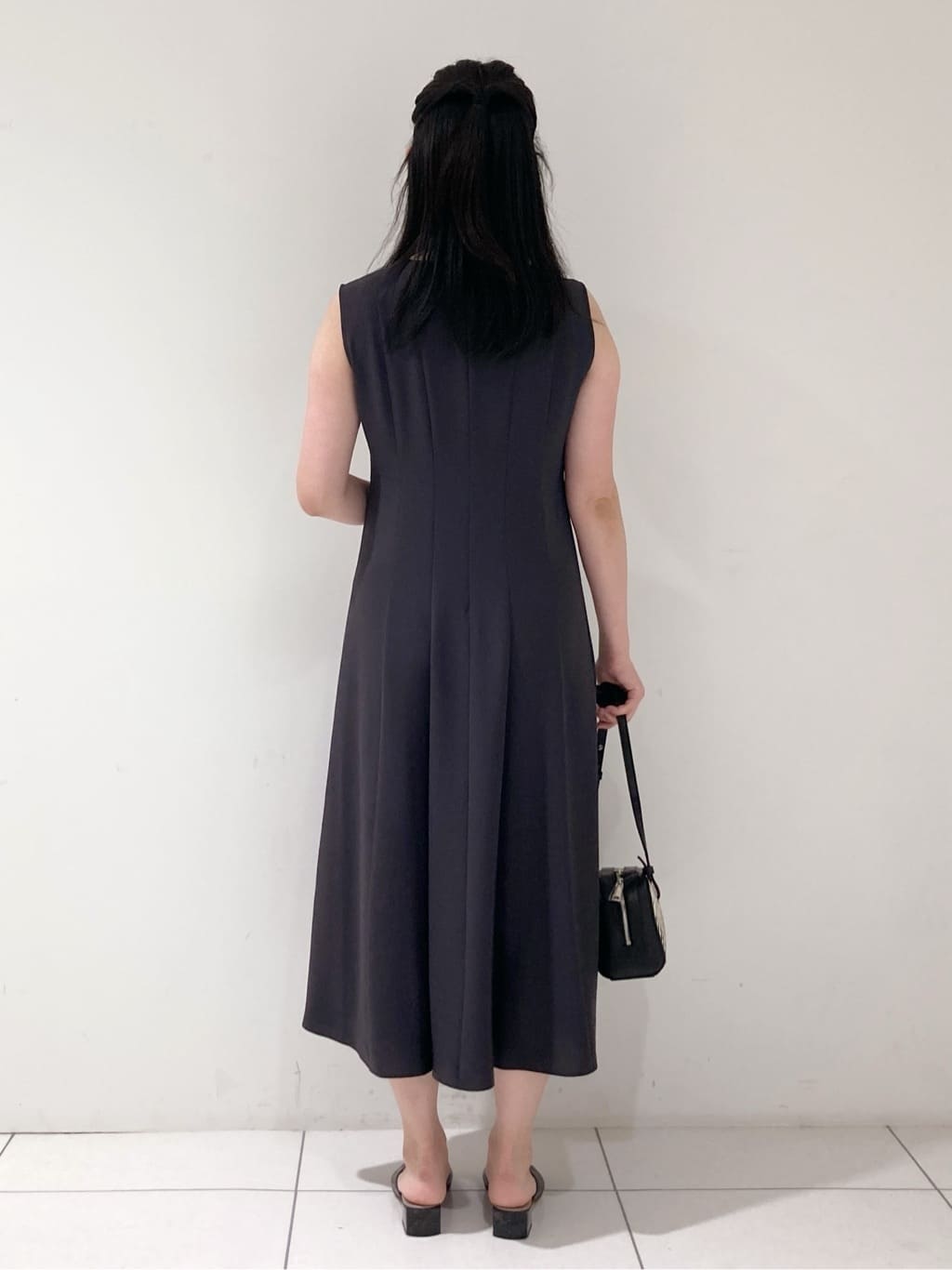 momokoさんの「INDIVI｜【美シルエット】ノースリーブワンピース」を使ったコーディネート