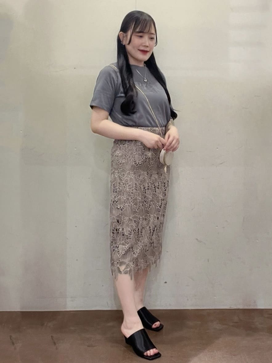 Hitomiさんの「index｜スパンコール刺繍ロゴTシャツ【洗濯機洗い可／接触冷感／UVケア】」を使ったコーディネート