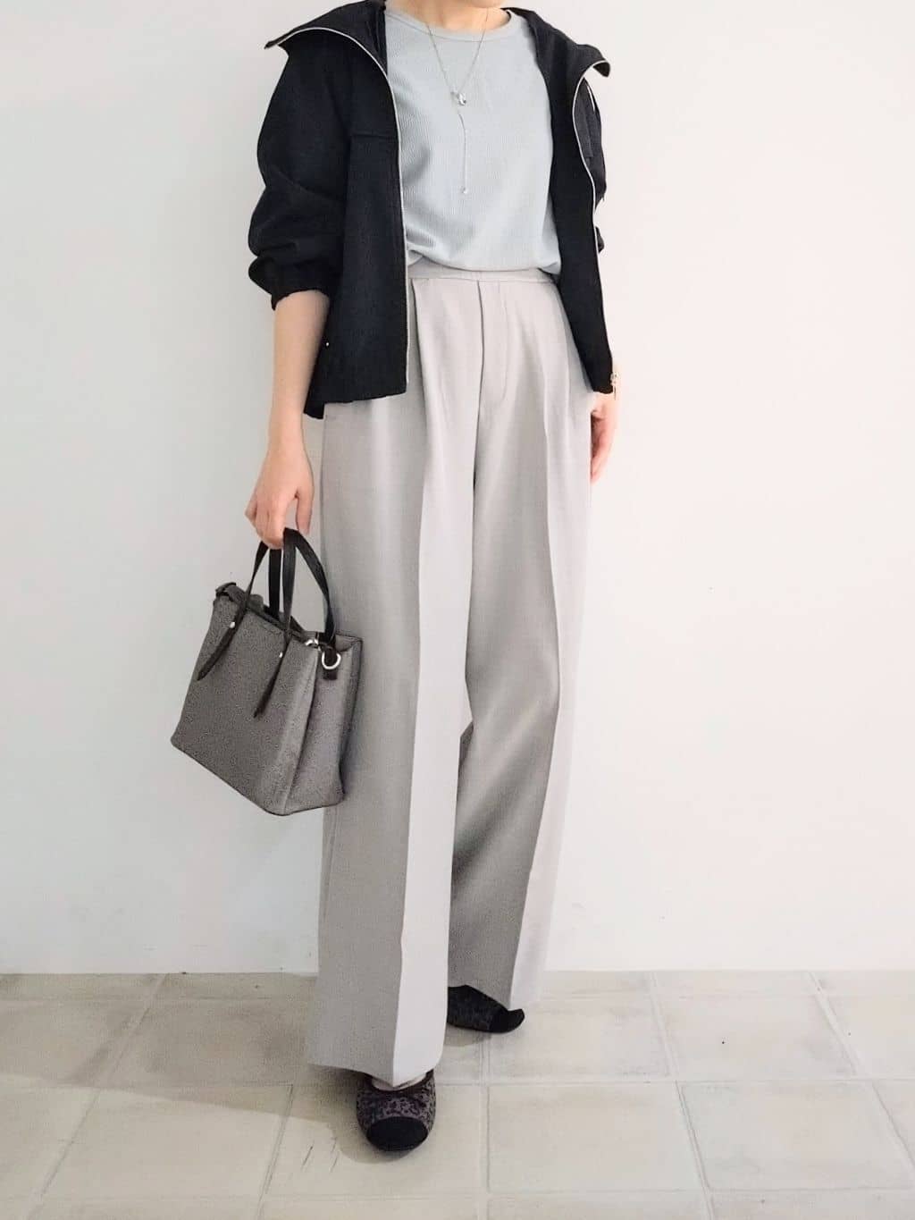 miomioさんの「SHOO･LA･RUE｜【洗える】お袖のタックがアクセント インせず着られる さらさらドルマントップス」を使ったコーディネート