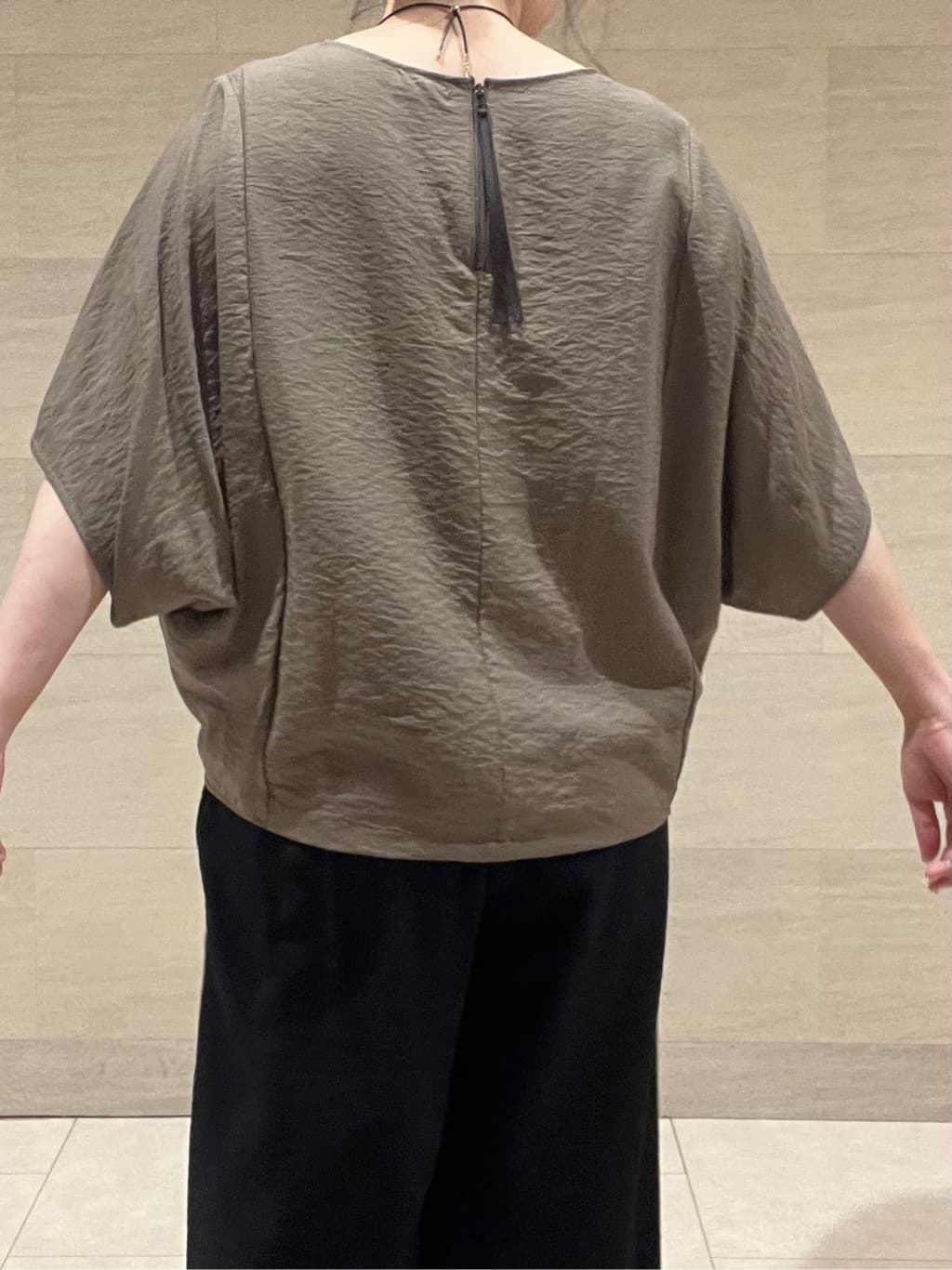 TOMOMIさんの「INDIVI｜【洗える／UVケア／SETUP可能】ドロストワイドパンツ」を使ったコーディネート