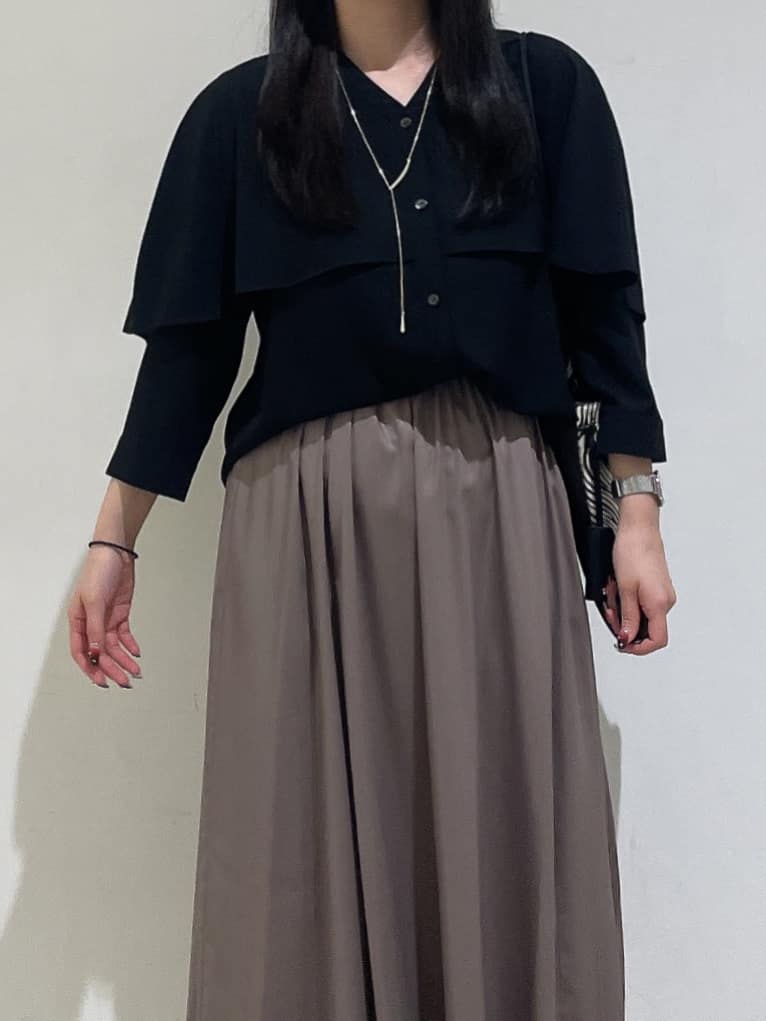 emikaさんの「INDIVI｜【羽織りとしても活躍！】ケープカラーブラウス」を使ったコーディネート