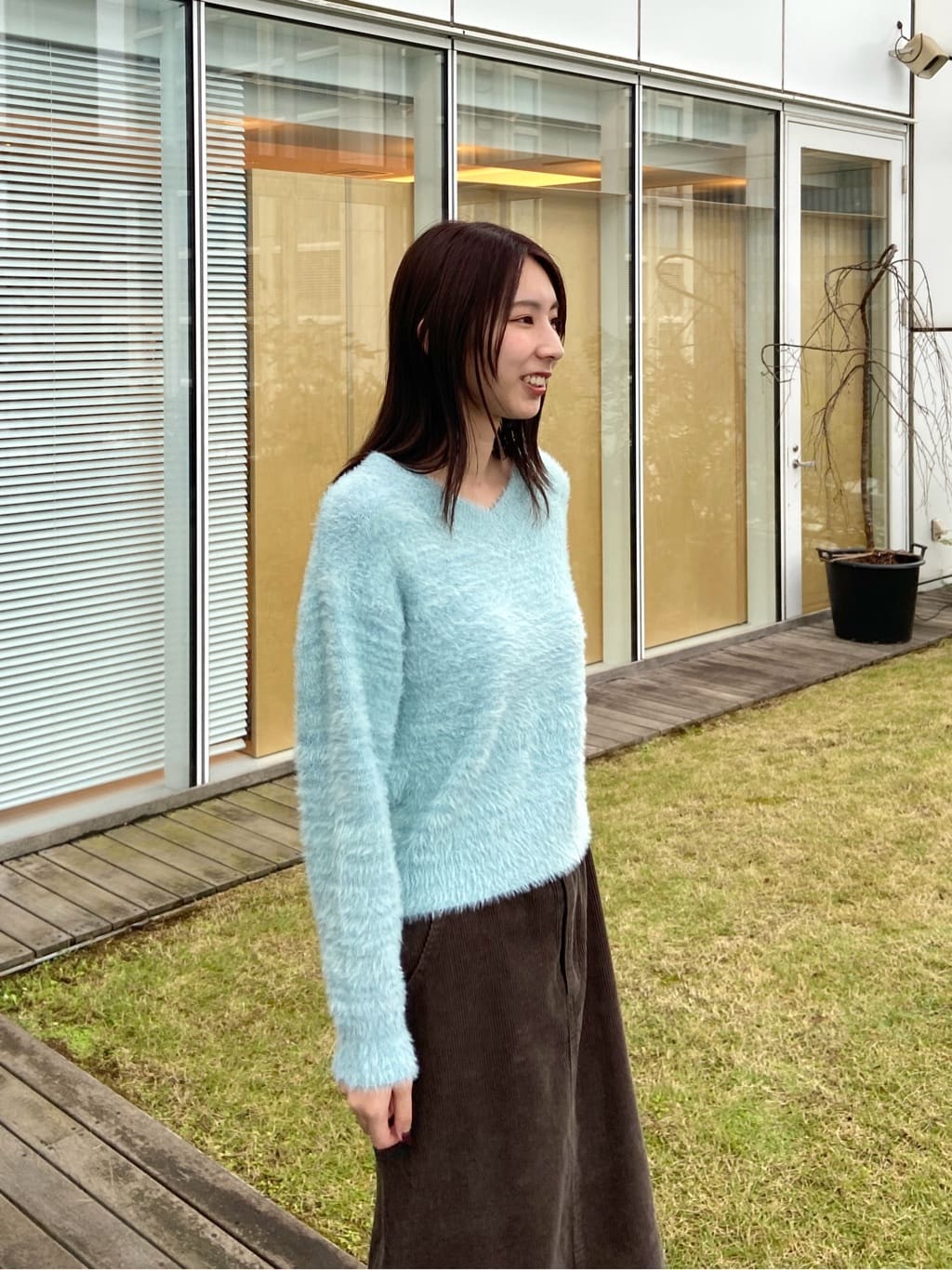 めぐさんの「OPAQUE.CLIP｜スパンコールフェザーVネックニット【洗濯機OK】」を使ったコーディネート