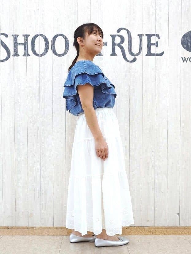 とろろさんの「SHOO･LA･RUE｜【セットアップ可/前後2WAY/オフショル2WAY】着こなしを楽しめる デニムフリルブラウス」を使ったコーディネート