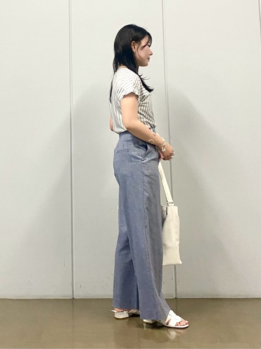 misakiさんの「INDIVI｜【デニムライク】マリンボタン リネン混ワイドパンツ」を使ったコーディネート