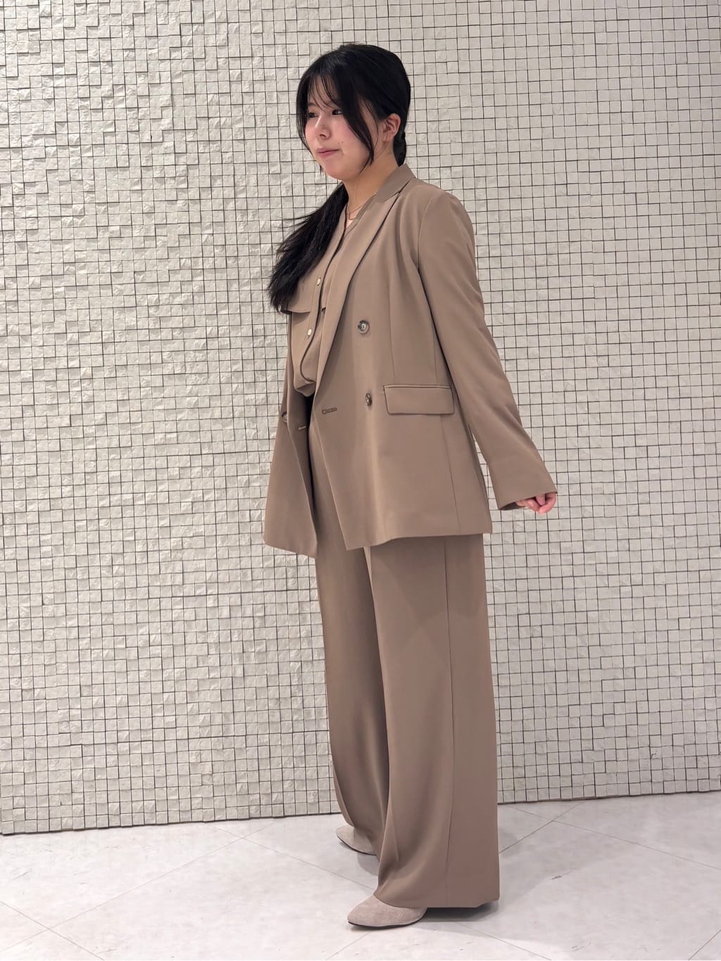 MEGUMIさんの「INDIVI｜【羽織りとしても活躍！】ケープカラーブラウス」を使ったコーディネート