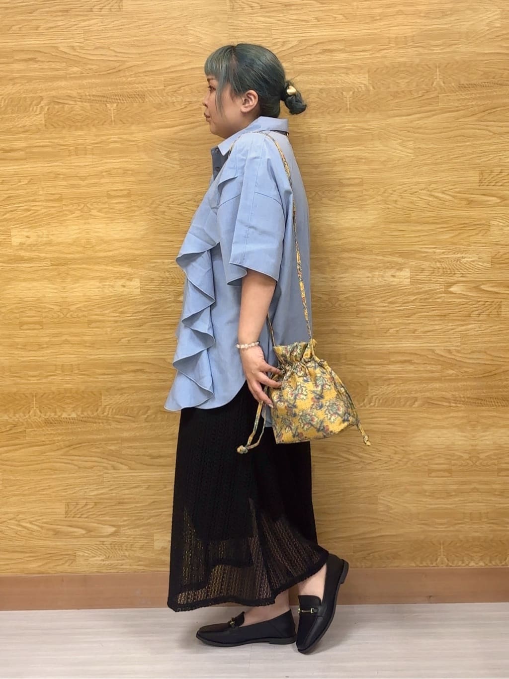 ぁむさんの「SHOO･LA･RUE｜【洗える/S-LL】大きめのフリルが印象的 デザインブラウス」を使ったコーディネート