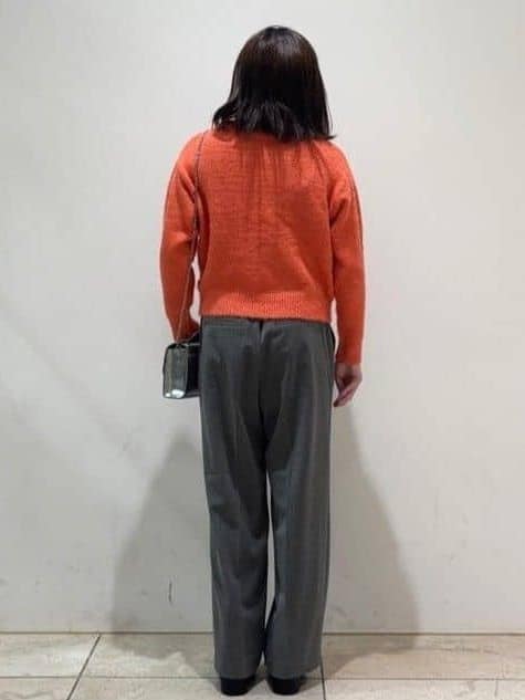 りょうさんの「OPAQUE.CLIP｜スパンコールフェザーVネックニット【洗濯機OK】」を使ったコーディネート