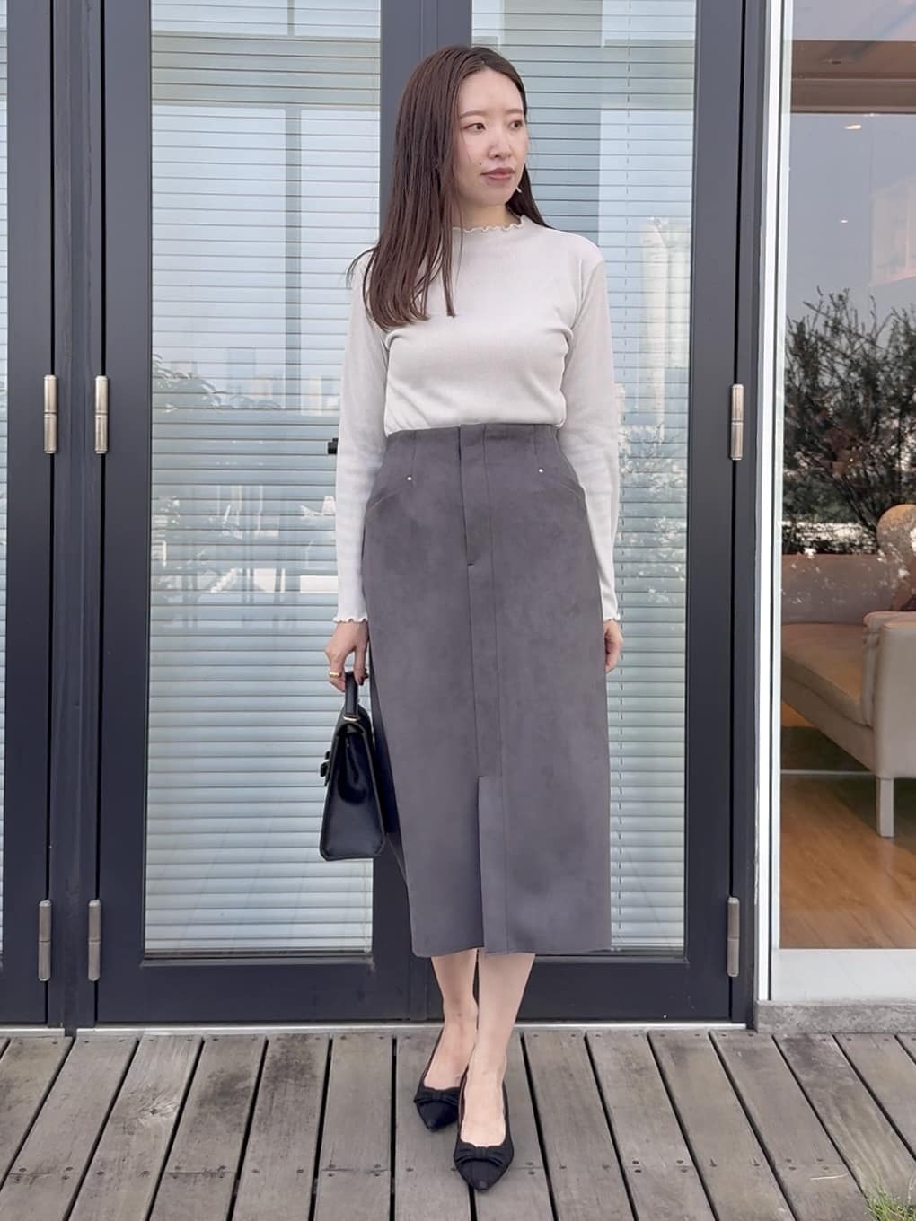 teiさんの「Couture brooch｜【洗える・ストレッチ・通勤】スエード調ダンボールIラインスカート」を使ったコーディネート