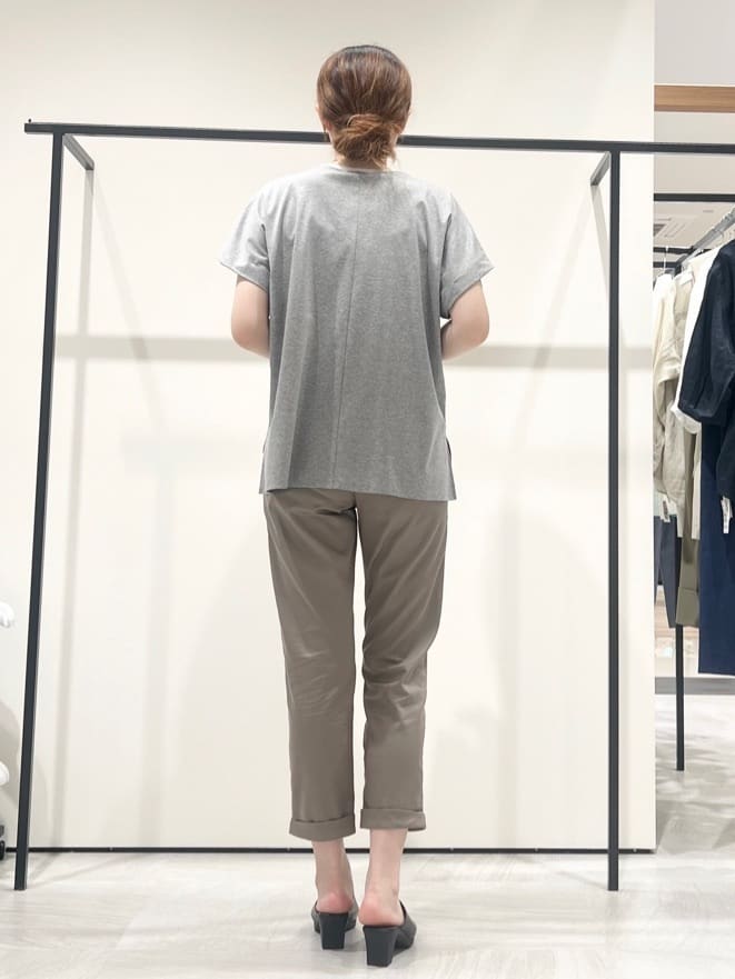 T.Kさんの「INDIVI｜【洗える／汗ジミ防止】バイカラー＆アシメヘム Tシャツ」を使ったコーディネート
