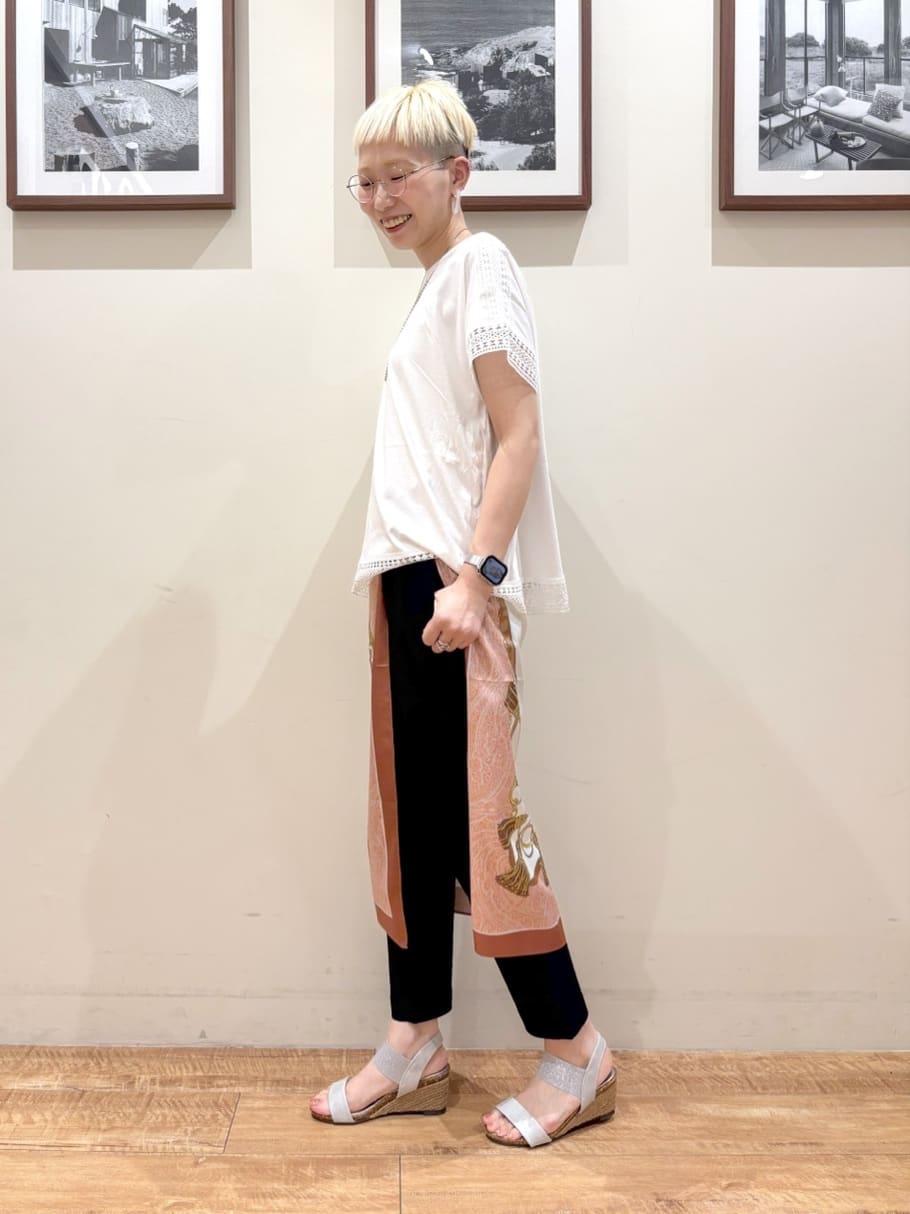 Ayumiさんの「SHOO･LA･RUE｜【S-LL/ひんやり】インせず決まる 楽してきれいなレース付きトップス」を使ったコーディネート