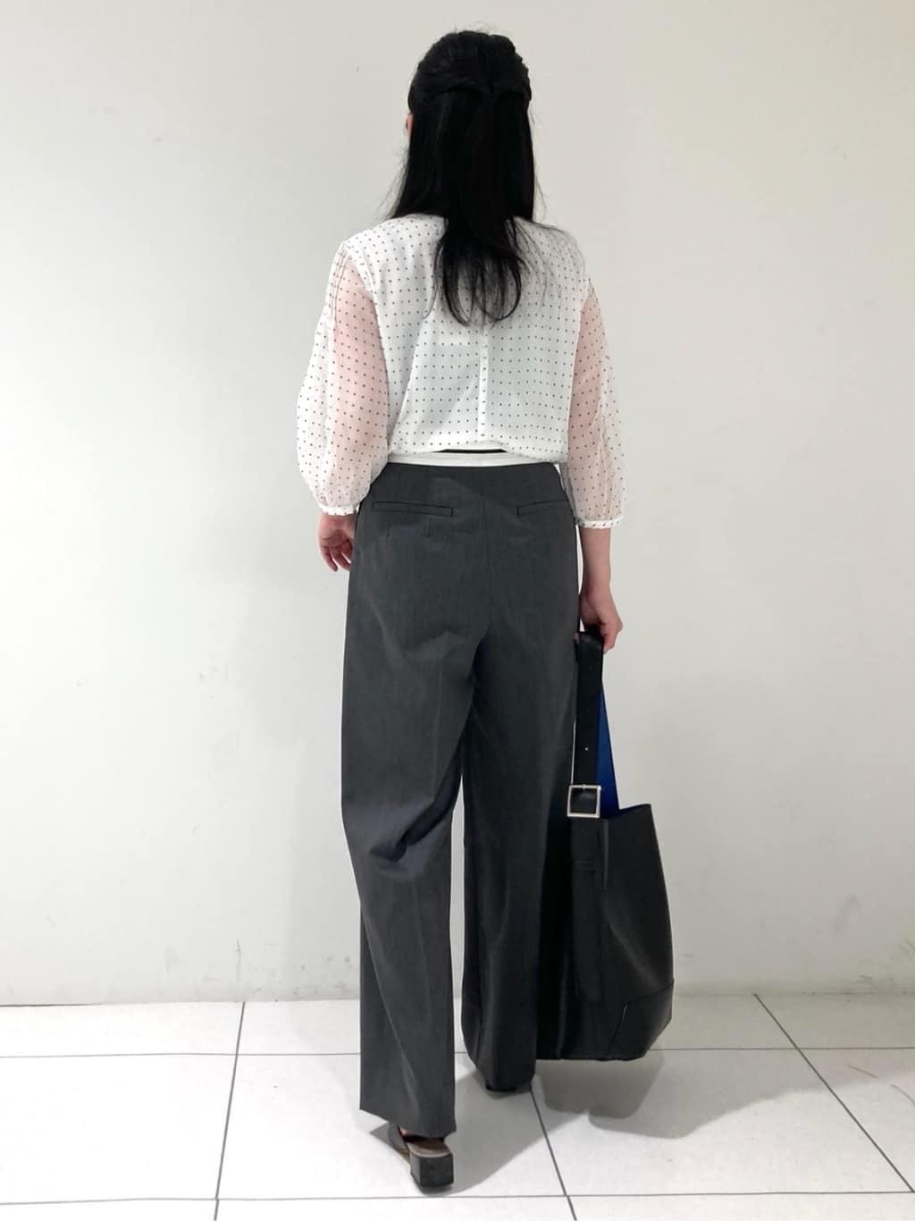 momokoさんの「INDIVI｜フロッキードットブラウス」を使ったコーディネート