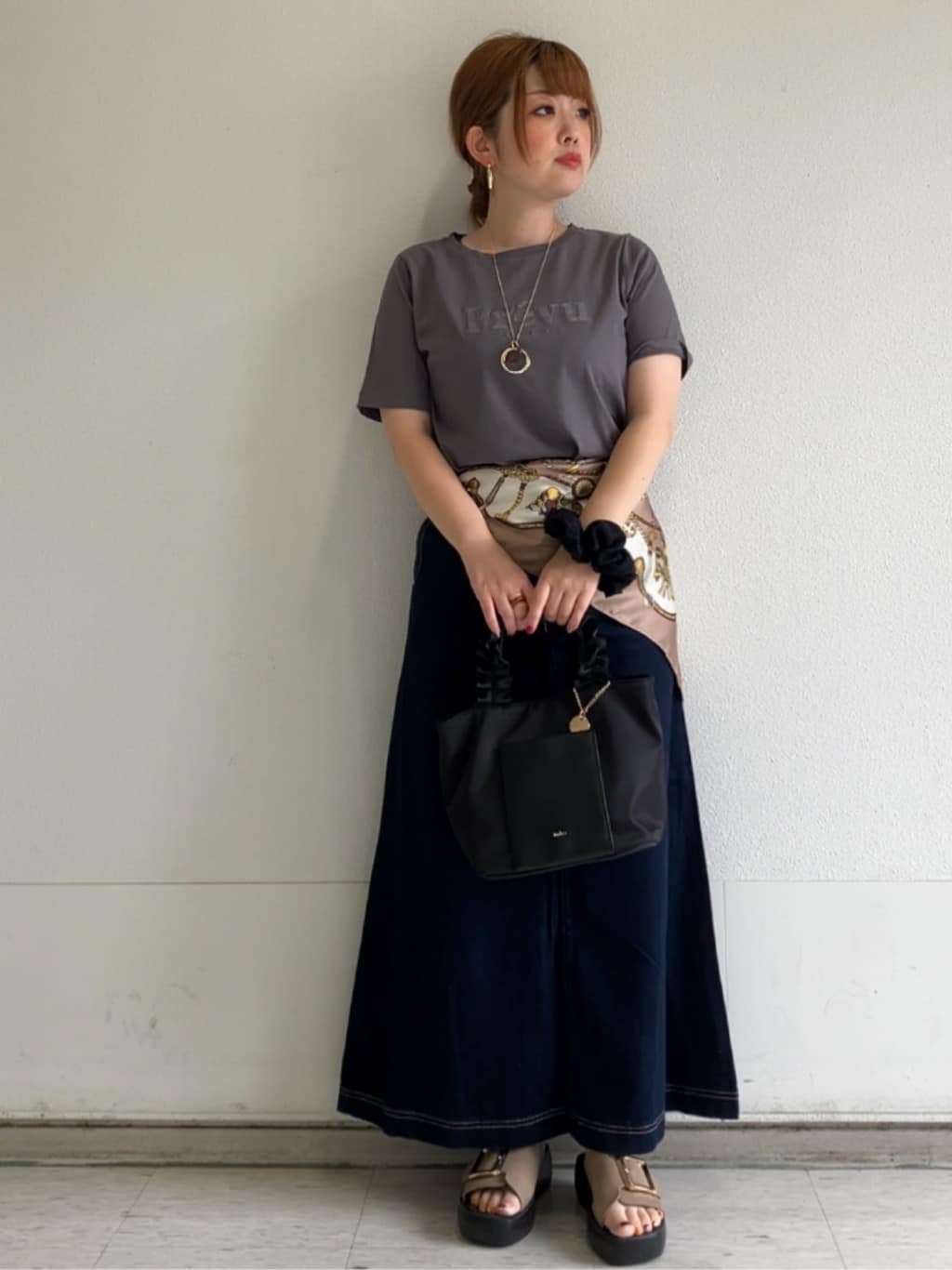 MIPPOさんの「index｜スパンコール刺繍ロゴTシャツ【洗濯機洗い可／接触冷感／UVケア】」を使ったコーディネート