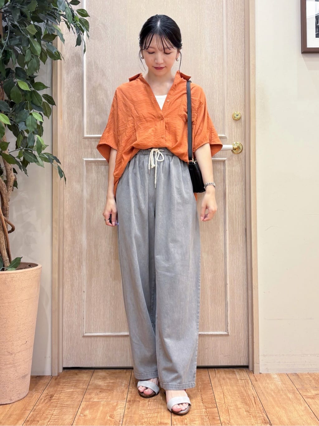 なみさんの「SHOO･LA･RUE｜【洗える/S-LL/5分袖】1枚でも羽織としても。さらさらドレープシャツ」を使ったコーディネート