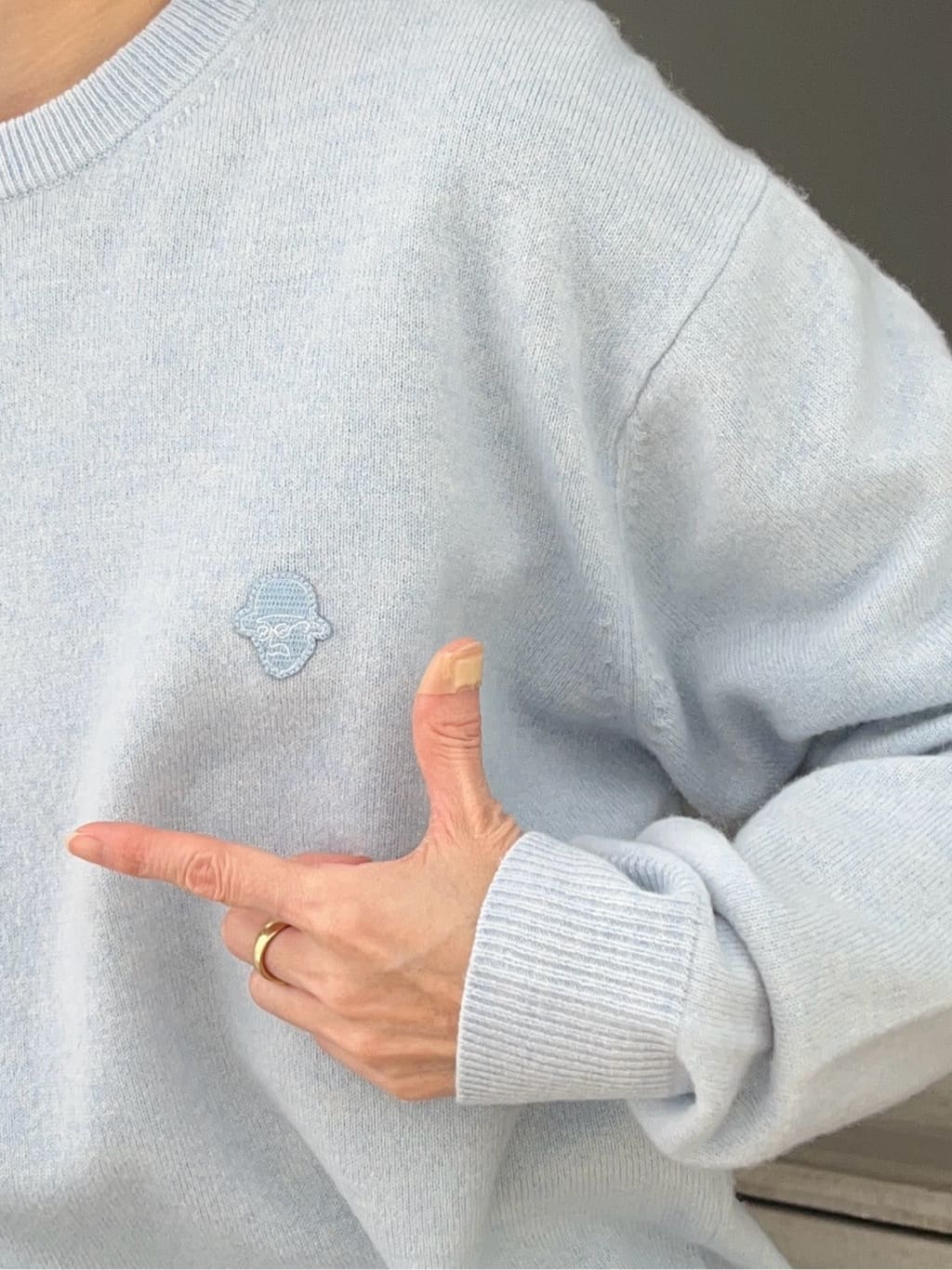 神野（jinno）さんの「TAKEO KIKUCHI｜【Air Palette Knit】ワンポイント カラーニット プルオーバー」を使ったコーディネート