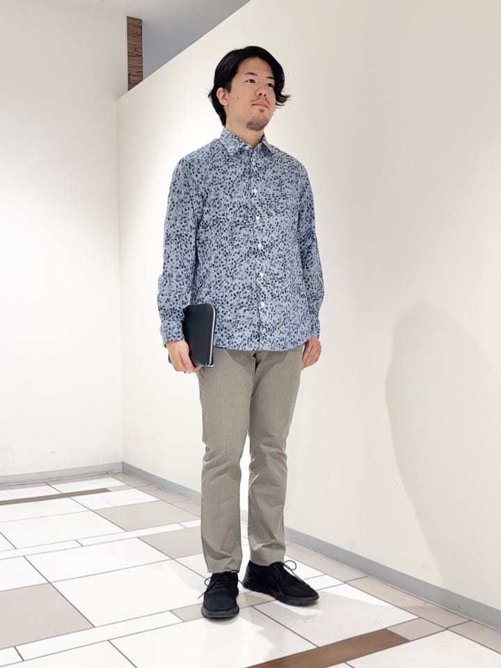 及川さんの「TAKEO KIKUCHI｜ストライプ小花 長袖シャツ」を使ったコーディネート
