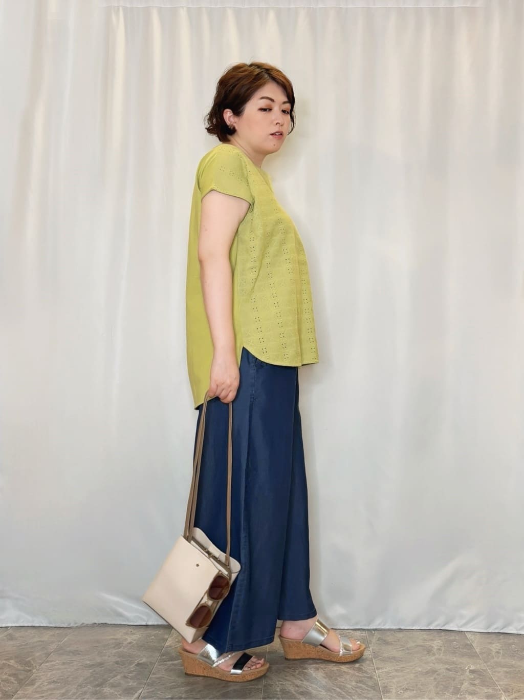 たみさんの「SHOO･LA･RUE｜【洗える/S-LL/ひんやり】金ボタンがアクセント　大人のデニムガウチョパンツ」を使ったコーディネート