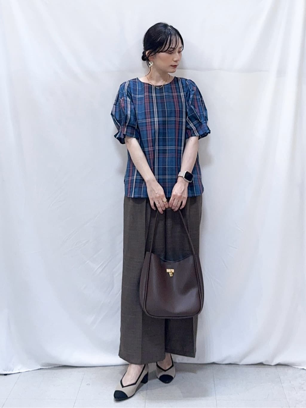 𝐇𝐢𝐫𝐨𝐦𝐢さんの「SHOO･LA･RUE｜【S-LL/5分袖】お袖タックできれいに魅せる 大人のチェックブラウス」を使ったコーディネート
