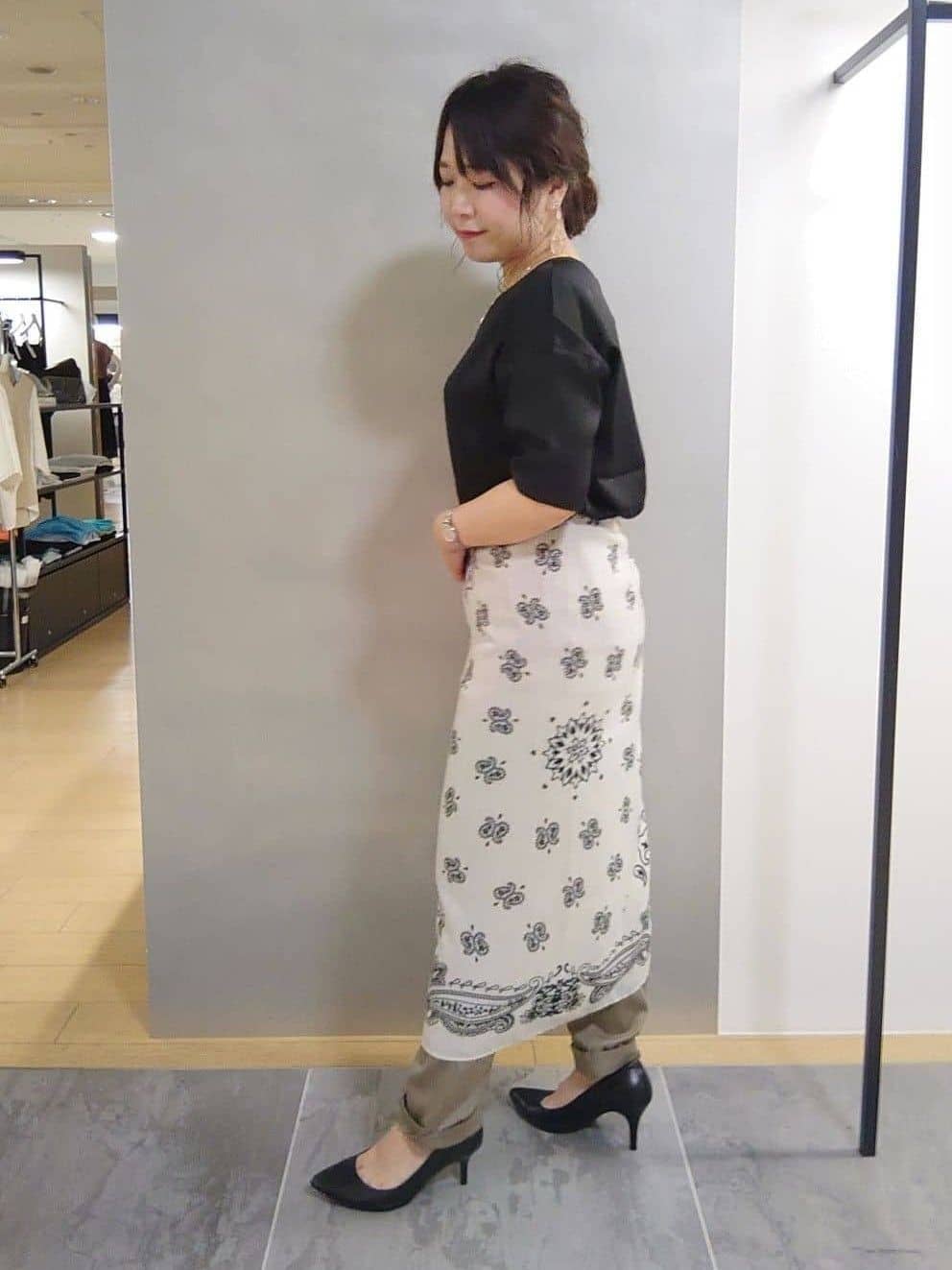 TOMOMIさんの「INDIVI｜【洗える】裾シアー半袖トップス」を使ったコーディネート