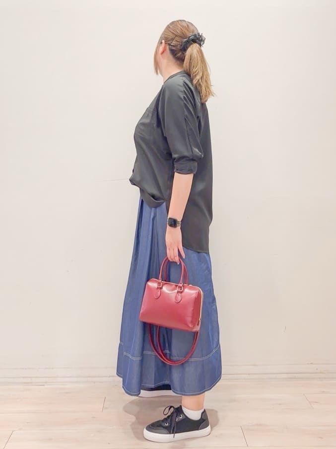 naoさんの「SHOO･LA･RUE｜【S-LL/洗濯後しわになりにくい】コットン風 前あきドルマンブラウス」を使ったコーディネート