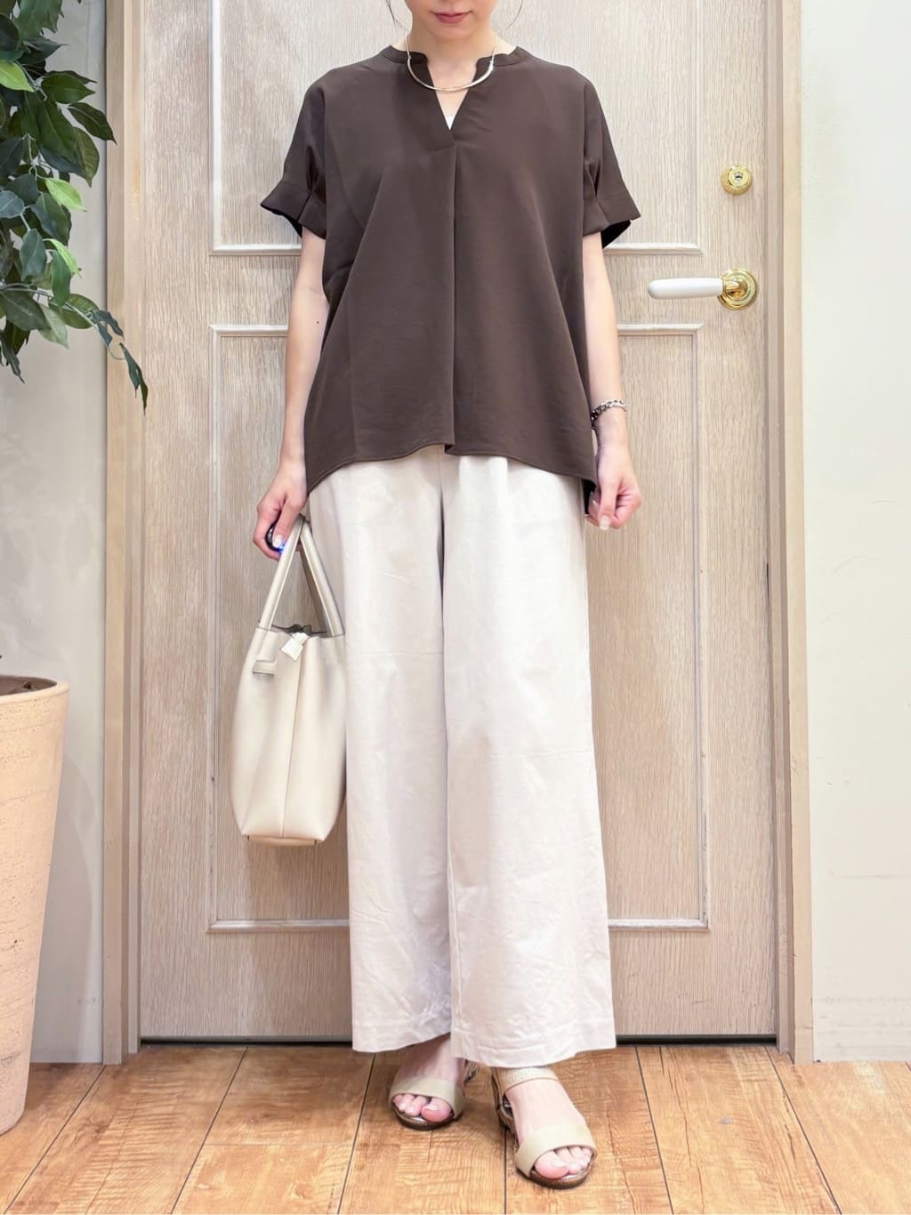 なみさんの「SHOO･LA･RUE｜【S-LL/セットアップ可/ひんやり】きちんと見えで上品 お袖タック スキッパーブラウス」を使ったコーディネート