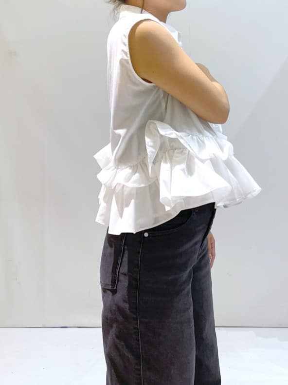 manaさんの「OPAQUE.CLIP｜《Can Cam掲載》裾ラッフルフリルシャツ【洗濯機洗い可】」を使ったコーディネート
