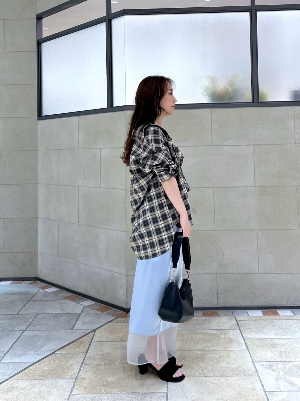 よねさんの「INDIVI｜オンブレチェックシャツ」を使ったコーディネート