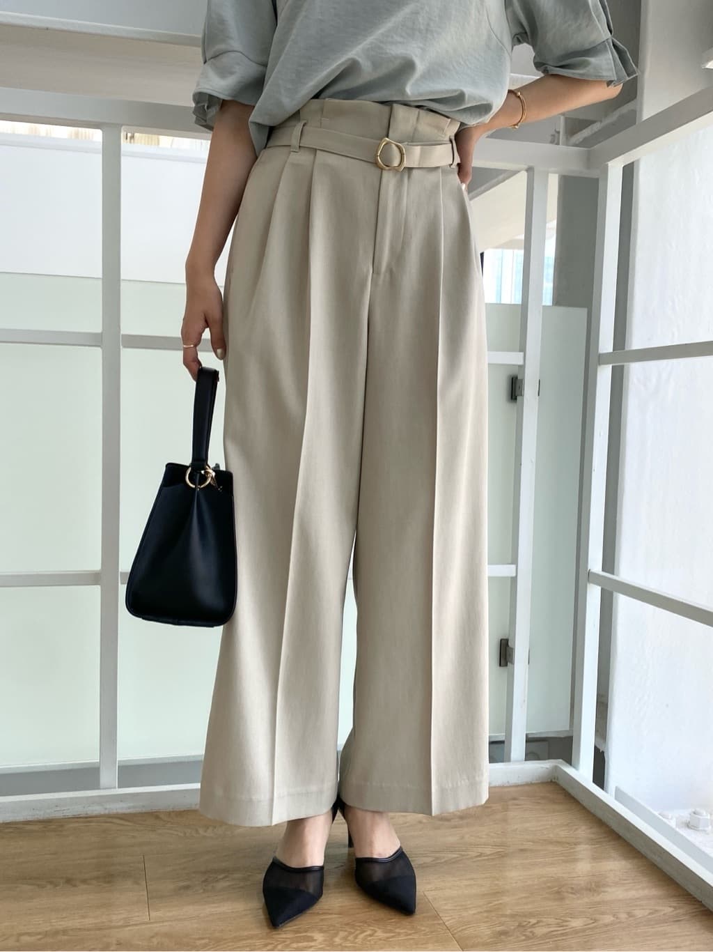 みさかさんの「index｜《8色展開／XS-LLサイズ》タックパフスリーブブラウス【洗濯機洗い可／吸水速乾／防シワ／抗ピル】」を使ったコーディネート