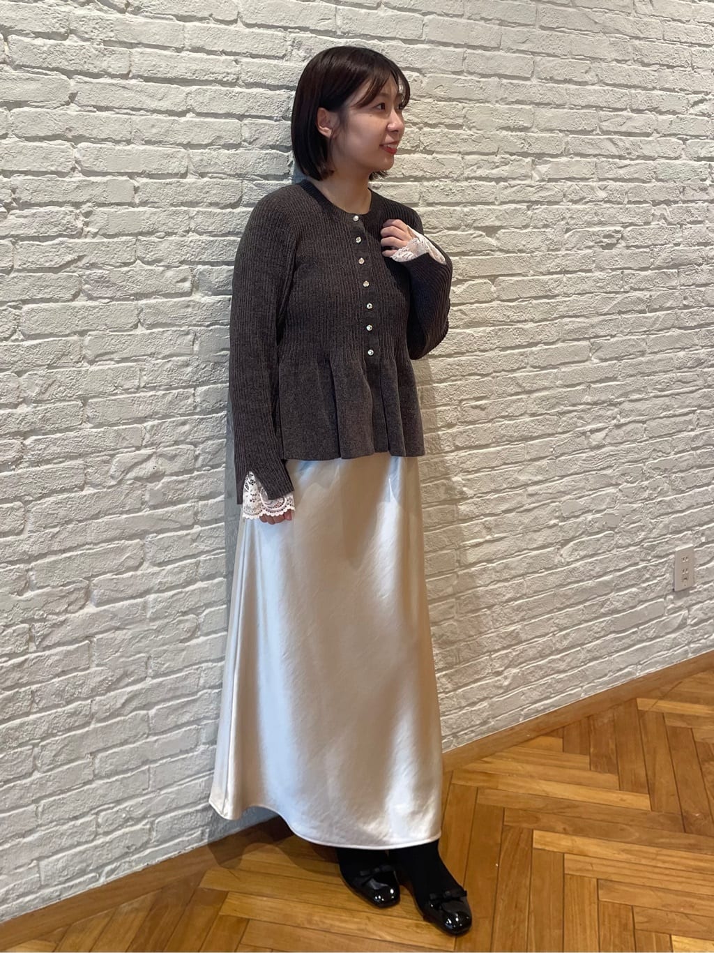 abeさんの「Couture brooch｜【袖口レース・着映え】短毛モールペプラム カーデ」を使ったコーディネート