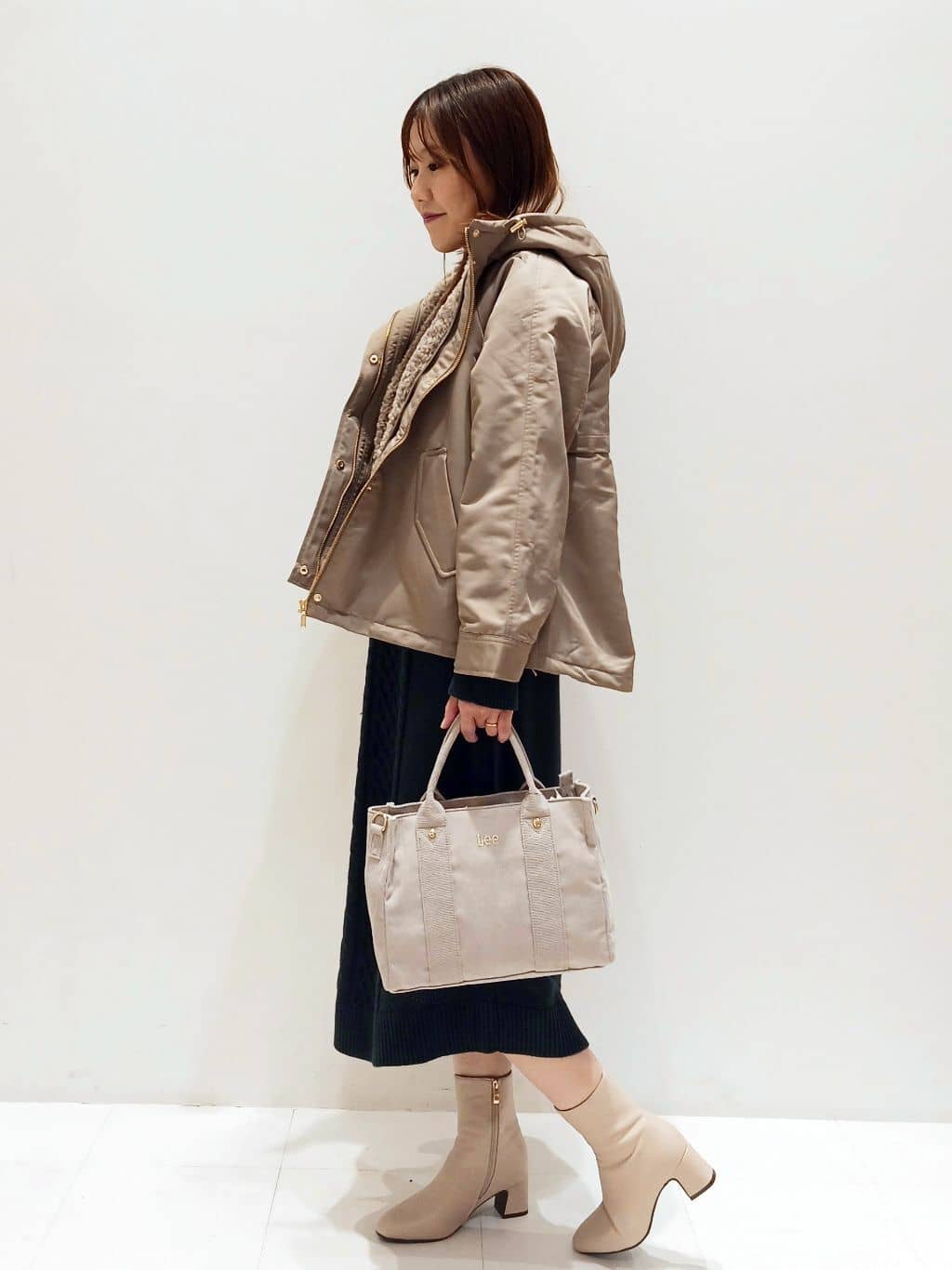 mizueさんの「grove｜一枚で華やぐ、袖布帛ケーブルニットワンピース」を使ったコーディネート