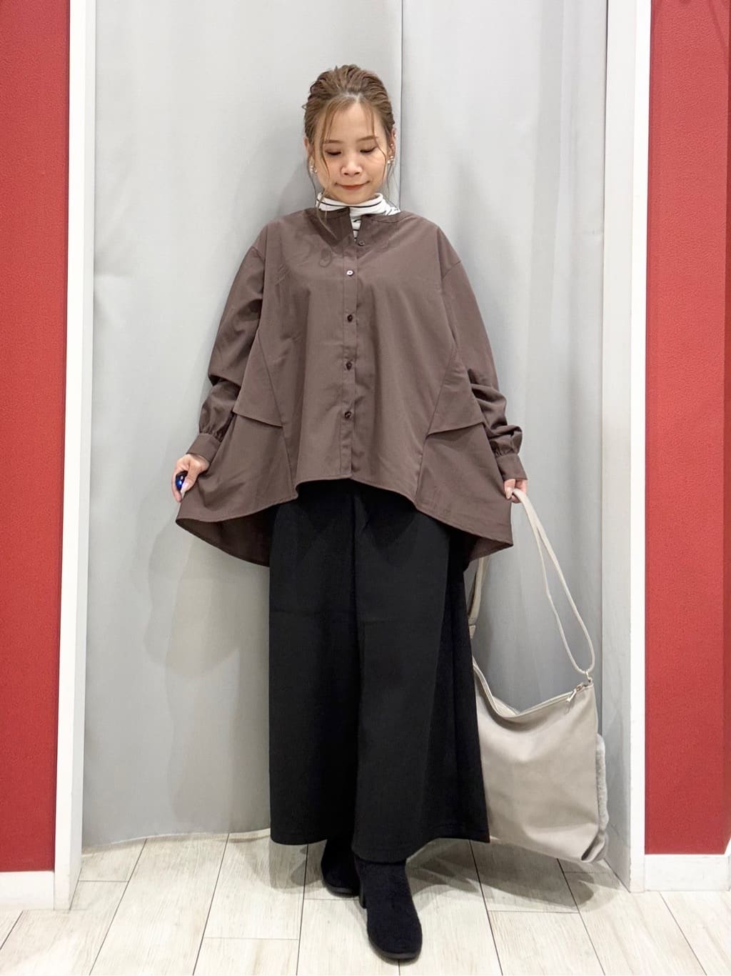 shioさんの「SHOO･LA･RUE｜【洗濯機可/S-LL】後ろ姿も抜かりなく バックフリルシャツ」を使ったコーディネート