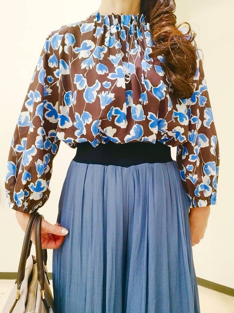花さんの「Reflect｜【ジャケットのインナーにおすすめ◎】花柄タックデザインブブラウス」を使ったコーディネート