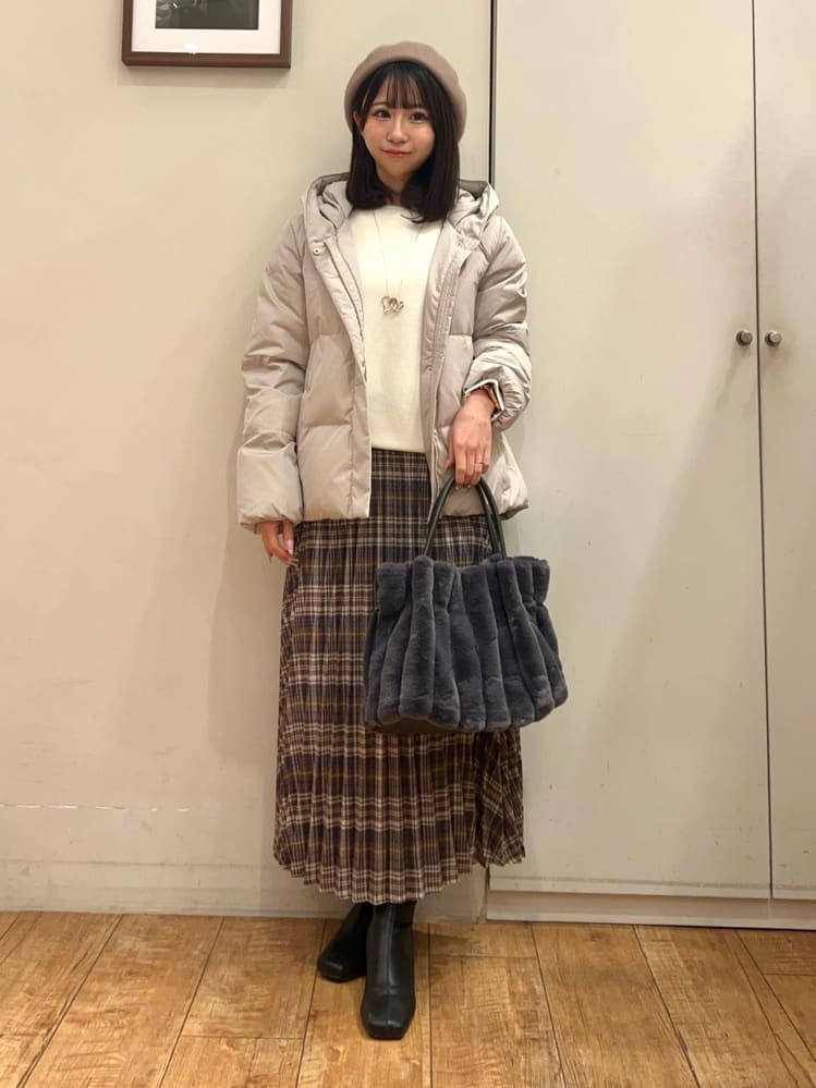 AIRIさんの「SHOO･LA･RUE｜【撥水/洗える】ショートフーディーダウン」を使ったコーディネート
