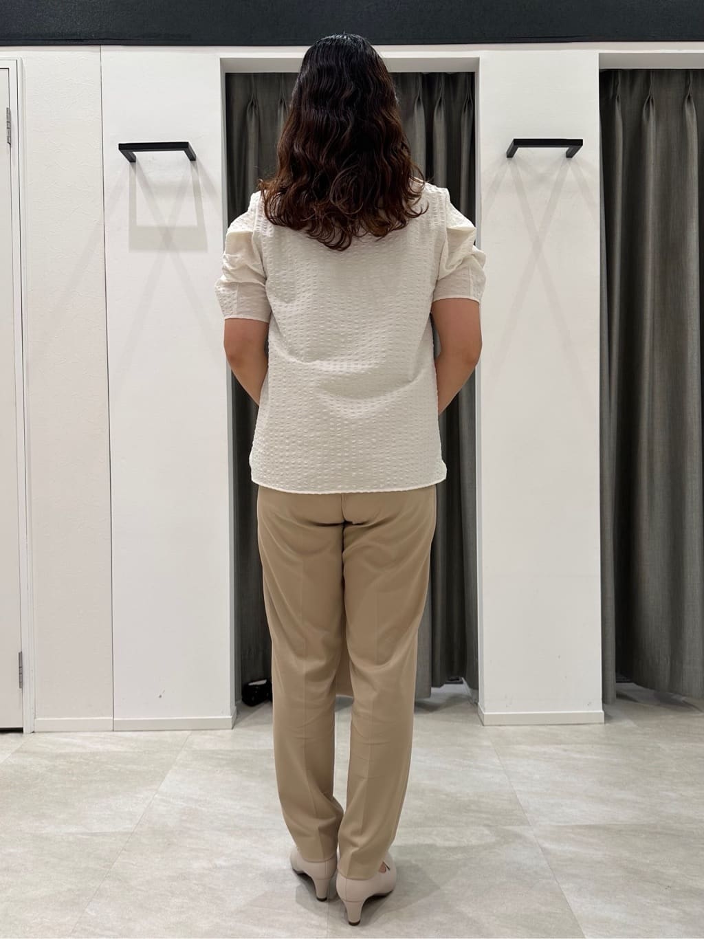 kimiさんの「UNTITLED｜【吸水速乾/ストレッチ/Vネック】フォルムスリーブ ブラウス」を使ったコーディネート