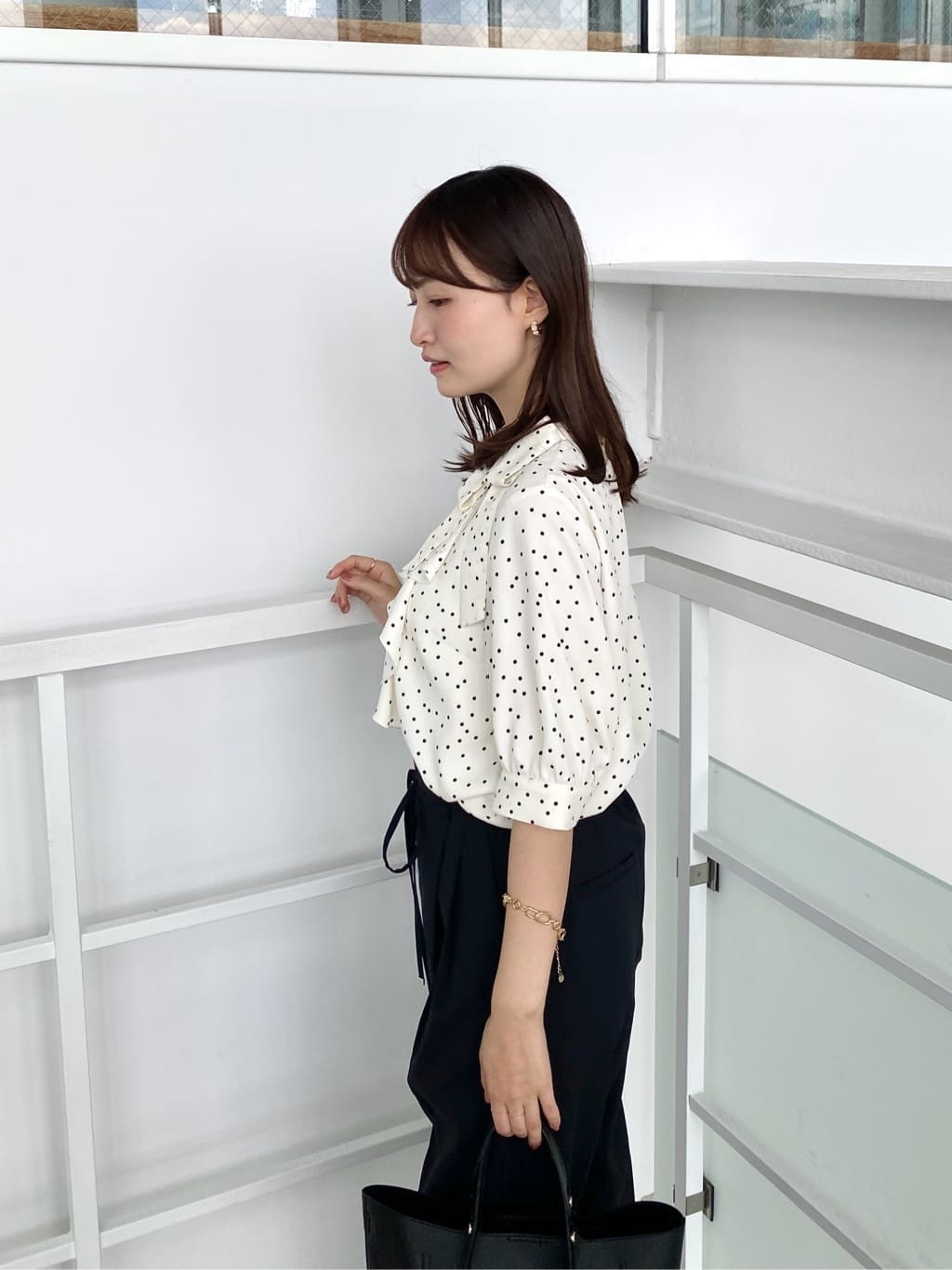 みさかさんの「index｜ロールカラーアシメフリルリボンブラウス【洗濯機洗い可／イージーアイロン】」を使ったコーディネート