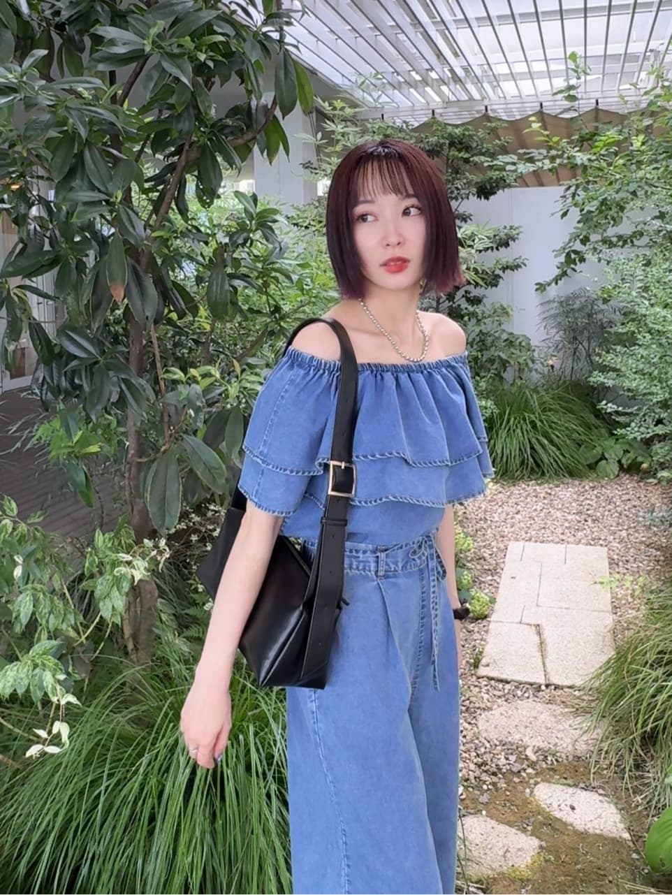 𝐜𝐡𝐢𝐤𝐚さんの「SHOO･LA･RUE｜【セットアップ可/前後2WAY/オフショル2WAY】着こなしを楽しめる デニムフリルブラウス」を使ったコーディネート