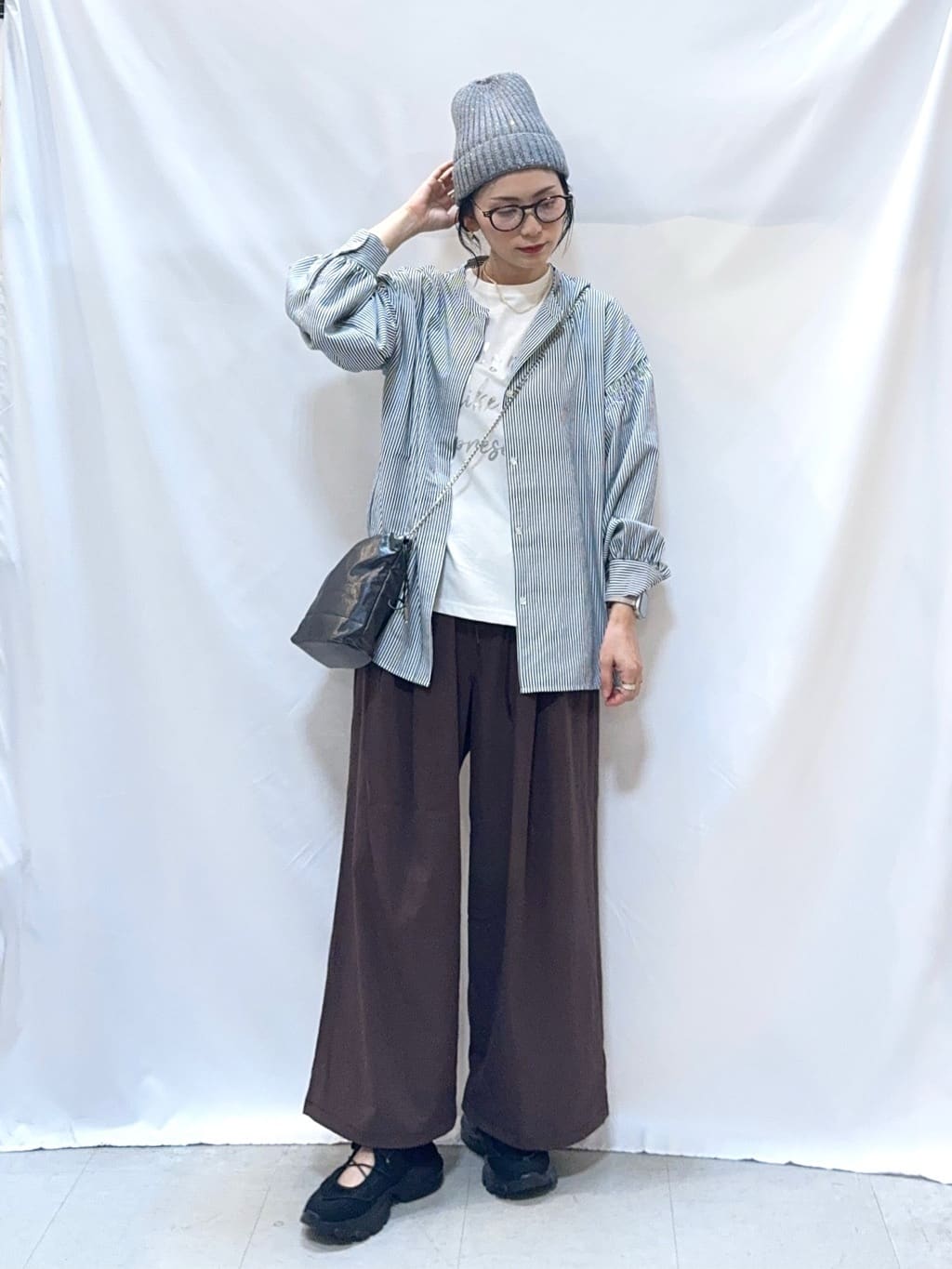𝐇𝐢𝐫𝐨𝐦𝐢さんの「SHOO･LA･RUE｜【洗濯後しわになりにくい/吸水速乾/UVカット】着こなしで雰囲気いろいろ　お袖シャーリングシャツ」を使ったコーディネート